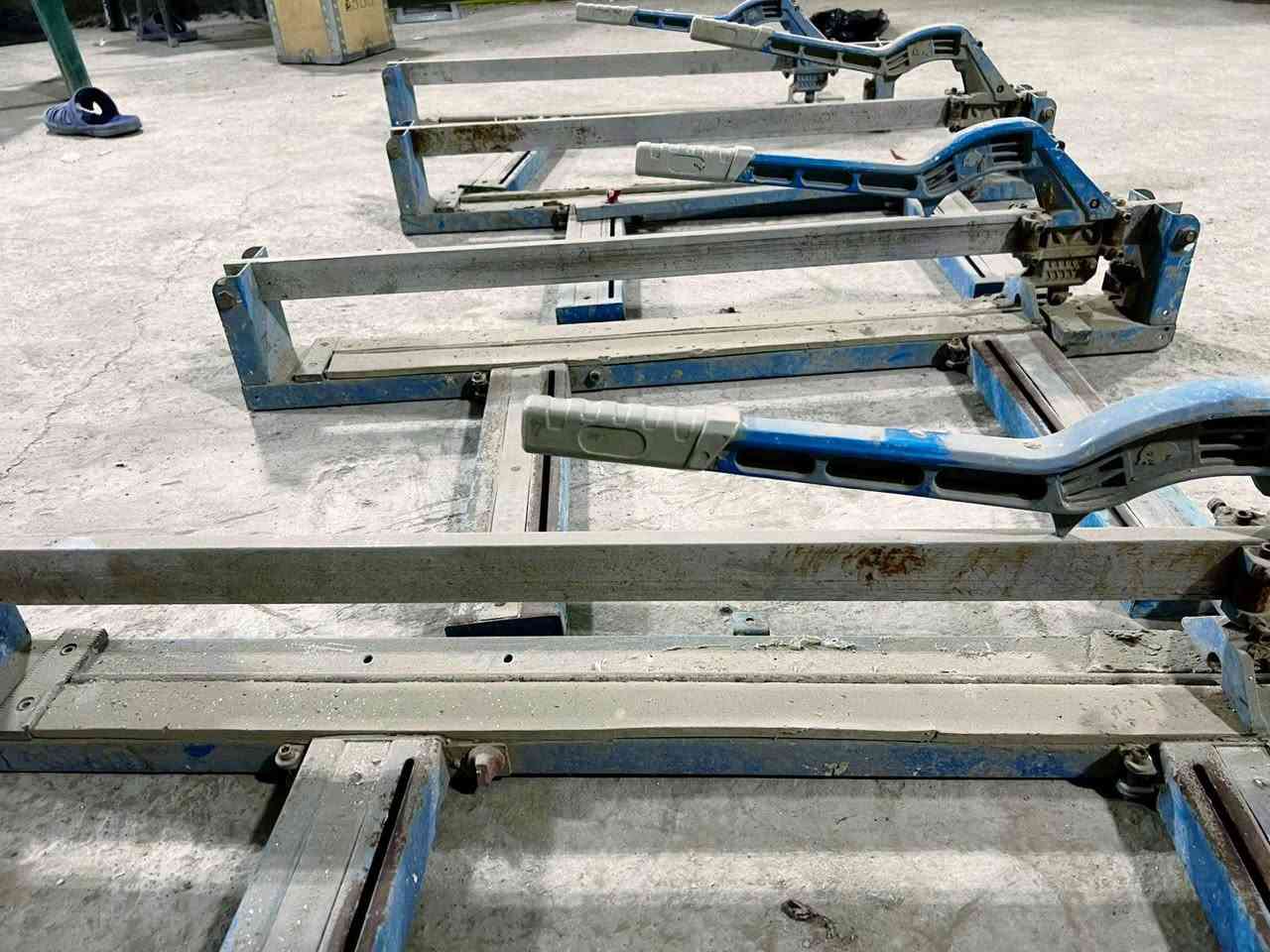 السلام عليكم #لبيع
مقصات سيراميك وخباطات اصليات ونضيفات وكلشي شرط الشغل لبيع مكاني ذيقار قيمهم باليرضي الله  
للاستفسار ***********
