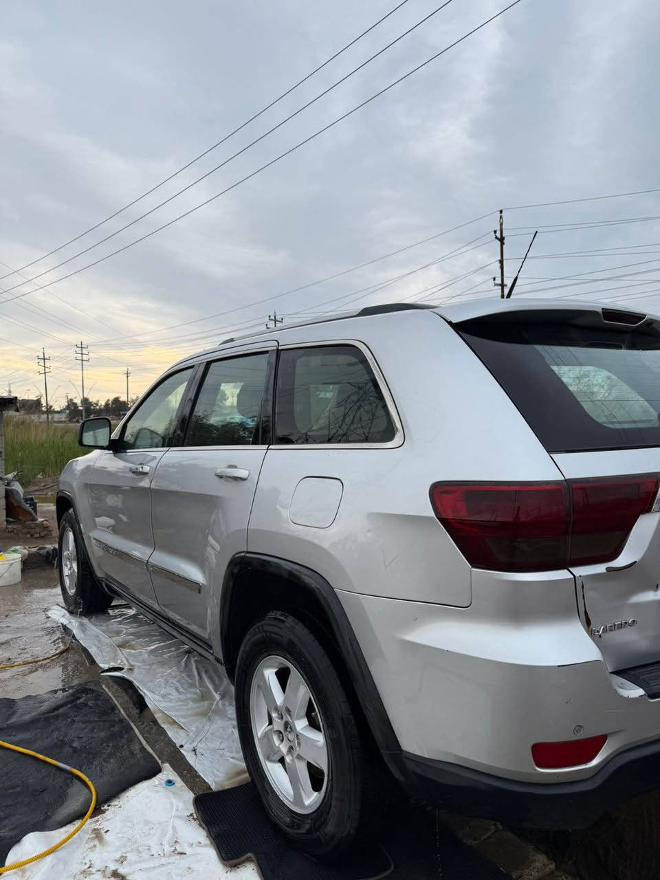 � للبيع أو المراوس: جيب لاريدو 2011 – كلين تايتل

🔥 سيارة نظيفة جداً ومجهزة بالكامل 🔥

📍 الحالة: كلين تايتل (بدون حادث)
📍 ملاحظة:: صبغ خفيف شوية فقط بالجاملغ أثر شخط، بدون معجون (فقط بخ)

🔧 المحرك والأداء:

 • مكينة جديدة مبدلة بالكامل (يعني تنساها 👍)
 • گير أوتوماتيك بحالة ممتازة
 • أداء قوي وثابت

🔑 الأنظمة والتشغيل:

 • تشغيل بصمة (Start/Stop)
 • تشغيل عن بُعد
 • بصمة أبواب + بصمة جنطة
 • نظام دخول ذكي (Smart Key)

🛋 الداخلية والراحة:

 • مقاعد جلد فاخرة (كشنات)
 • تدفئة وتبريد للمقاعد الأمامية (قطعتين)
 • تحكم كهربائي بالكشنات
 • إضاءة LED تحت الكشنات (ديكور مميز)
 • مكيف أمامي وخلفي (تبريد قوي – ثلاجة)
 • فتحات تكييف خلفية
 • مسند يد أمامي وخلفي
 • كراسي خلفية قابلة للطي (كشنات منفصلة)

📱 التقنيات والترفيه:

 • نظام صوتي ممتاز (عدة سماعات)
 • بلوتوث – USB – AUX
 • تحكم كامل من المقود
 • مثبت سرعة
 • شاشة عدادات واضحة وعصرية

🛡 الأمان والسلامة:

 • وسائد هوائية أمامية وجانبية
 • نظام ABS (مانع انغلاق الفرامل)
 • نظام مانع الانزلاق (Traction Control)
 • نظام الثبات الإلكتروني (ESP)
 • نظام توزيع قوة الفرامل (EBD)
 • نظام إنذار (Alarm System)

🌟 الخارجية:

 • أضواء أمامية (زينون أو LED)
 • كشافات ضباب
 • مرايا كهربائية قابلة للطي
 • زجاج كهربائي بالكامل

💎 ملاحظات:

✔ السيارة نظيفة وجاهزة للاستخدام
✔ مكينة جديدة – أهم ميزة بالسيارة
✔ ما تحتاج أي مصروف

💰 السعر: ( 166 وبيها مجال )
🔁 المراوس: شعندك دزلي 
📞 للتواصل: *********** بعقوبة, ديالى
