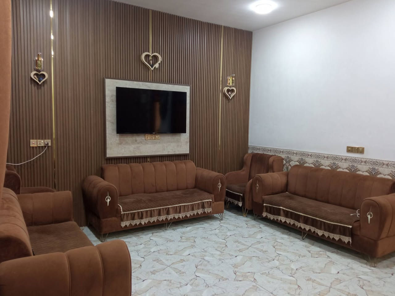 بيت للبيع
بيت للبيع//طابو زراعي//سند 25
المساحه//////   200  م
الواجهه//10م ،،،،،،،،النزال//20م
غرفة نوم//2 
كليدور  
مطبخ  
استقبال  
مجمع صحيات//2
حديقه
كراج  
خدمات جاهزه//ماء وكهرباء وخط مولده وانترنيت ومدارس 
العنوان//
شارع 80 //شارع شريفه الجديد مقابل ملعب نوارس محيزم 
الاتصال//
***********
***********
مكتب عالم التطور للعقار 
بإدارة//أوس المرشدي للعقار 
عنوان المكتب//شارع 80 شارع شريفه الجديد مقابل ملعب نوارس محيزم
