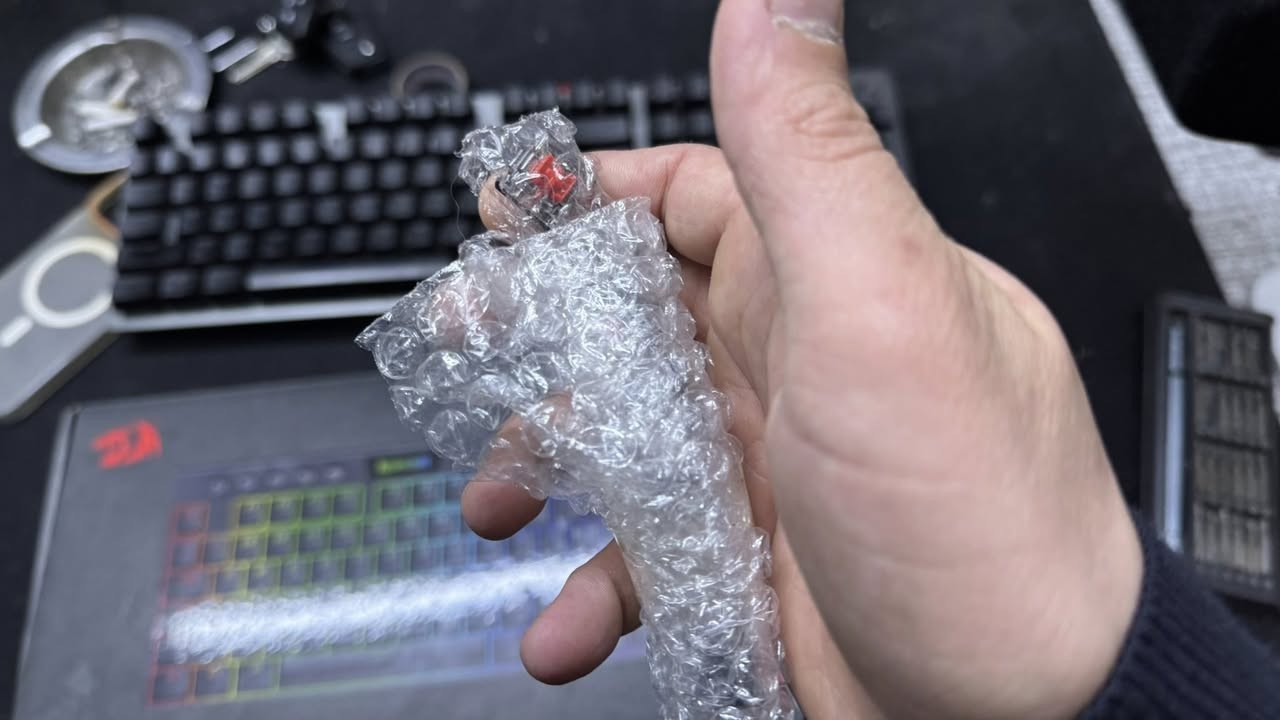 Redragon YI TKL Mechanical Keyboard
نوعه: ميكانيكل (Mechanical)
 • حجم: TKL يعني بدون Numpad الصغير مال الأرقام على اليمين
 • إضاءة: RGB / Chroma
 • سويتشات: Red Switch (Dust-Proof Red)
 • مناسب للألعاب والكتابة السريعة 🎮⌨️

معنى TKL:
TenKeyLess يعني الكيبورد أصغر من الكامل حتى يعطي مساحة أكثر للماوس.
مستعمل نظيف جداً على گد الفحص مو مال امزون ولا هالسوالف شتريتها لان انهجبت بشكلها لكن ماستعملتة لان عندي لوجتك مغناطيسي كلكاتها  
مكان كركوك وسعر ٤٠ وبيها مجال


**إذا كنت صاحب هذا الإعلان وتريد حذفه لأي سبب، رجاءا أرسل رسالة إلى الدعم الفني**