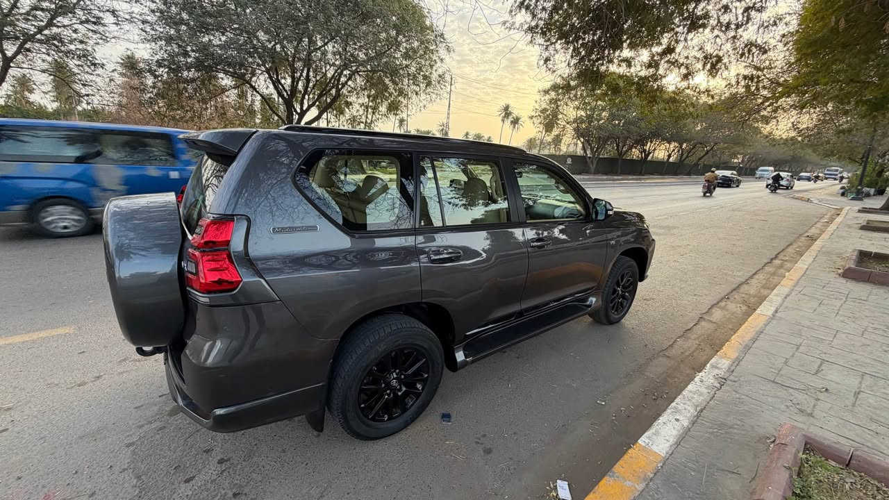 برادو 2022 VX 
نايت شيد
لون نفطي 
رقم اربيل انگليزي باسمي
ماشية ٥٩،٠٠٠ كيلو
8 ايرباگ
بصمة 
فتحة 
كشنات كهرباء
ثلاجة
تبريد كشنات
تبريد ٣ قطع
تبريد ٣ مناخات منفصلة
٧ راكب
عدادات ليزرية
شاشة چبيرة بيها Apple carplay - android auto وايرليس
كامرة خلفية
‎شاحن وايرليس
لايتات زنون ادابتف
حساسات خلفية
سبير تعليگ
٥ ويل كب
دبل تانكي ١٥٠ لتر

‎السيارة مكفولة من الصبغ والبارد 

السعر ٤٦٥٠٠ وبيها مجال كلش بسيط 
مكاني بغداد البنوك
*********** بغداد, العراق
