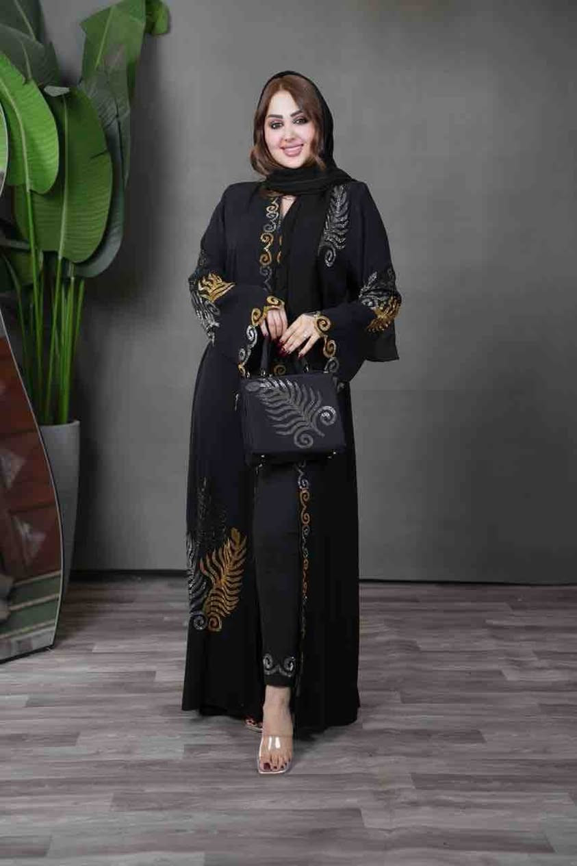 أناقة تفيض بالفخامة.. تألقي بلمسة ملكية"
استعدي لتكوني محط الأنظار مع هذه العباءة الفاخرة باللون الأسود الملكي. مصممة بعناية لتعكس جمالكِ العربي بلمسات عصرية مذهلة.
• التفاصيل الفنية: تطريز يدوي دقيق بخيوط ذهبية وفضية على شكل أوراق شجر وأشكال هندسية انسيابية.
• الخامة: قماش عالي الجودة، بارد، وانسيابي يمنحكِ راحة تامة وحركة حرة.
• الإضافات: تأتي مع حقيبة يد مطابقة بنفس النقوش لتكتمل إطلالتكِ دون عناء البحث عن إكسسوارات.
• التصميم: مزودة بحزام خصر نحيف لإبراز القوام بشكل راقٍ ومحتشم
#مكونة من خمس قطع 
#السعر 40 الف 
#التوصيل 6000 @إشارة


**إذا كنت صاحب هذا الإعلان وتريد حذفه لأي سبب، رجاءا أرسل رسالة إلى الدعم الفني**