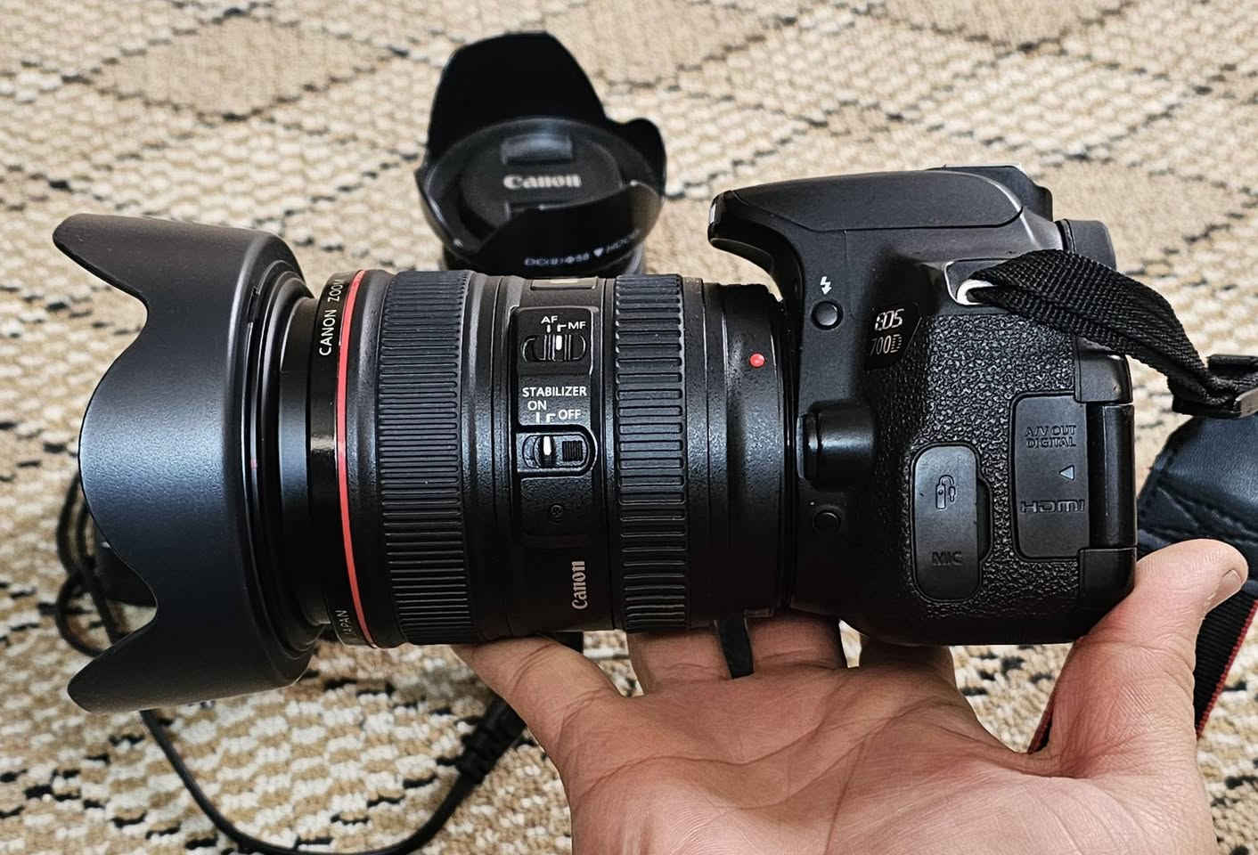 السلام عليكم كامرا كانون 700D 
عدسه 24 105 رنك احمر دبل استبلايزر غني عن التعريف 
عدسه 18 55 
سعر الكامرا وكل الغراض ٧٥٠ الف 
الكامرا كلش نضيفه مثل ماموضح بالصوره واكثر 
اليريد قطعه ١ موجود للتواصل او خاص او الاتصال 
***********
