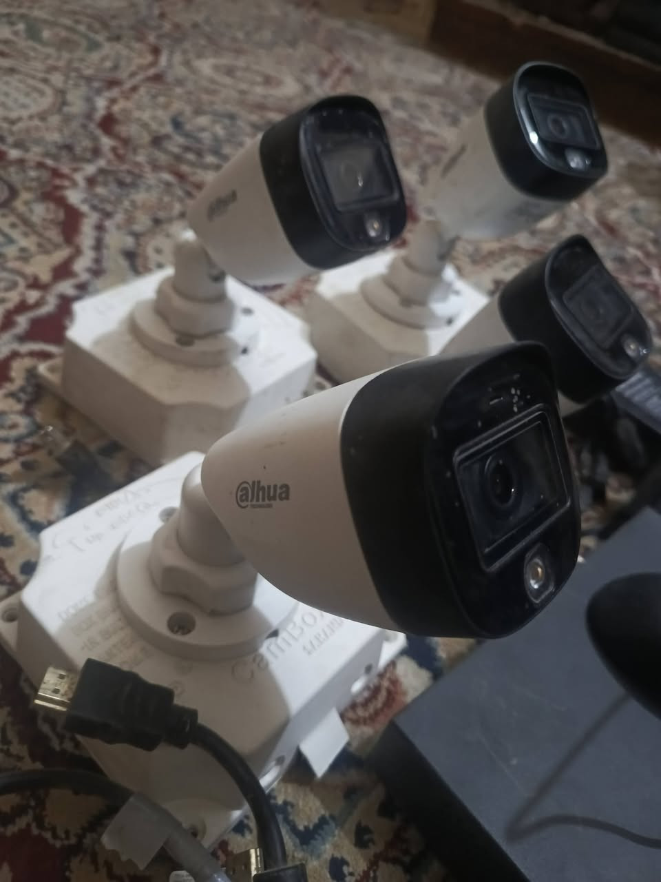 السلام عليكم كامرات اصلية للبيع
عدد 4 

السعر 150 وبيهن مجال 

***********
