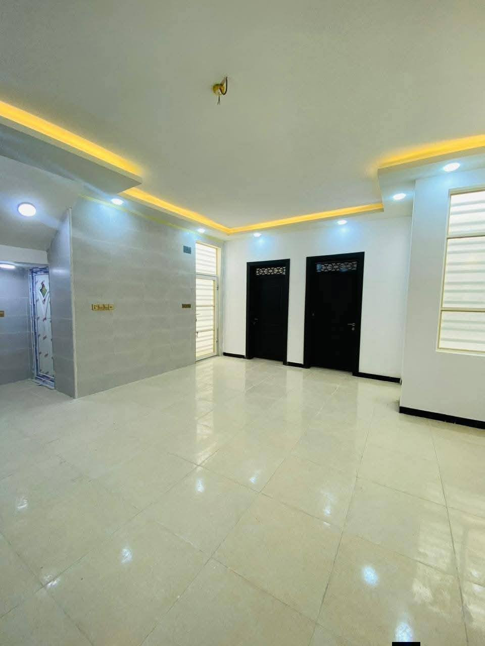 بيت🏠🤑 53مليون وبيه مجال 🤑
***********

بيت مساحه 150م #طابو_زراعي سند 25

#قريب_شارع_لحولي 

(عنوان لمكتب ) 
(  عمود 330 شارع الصب مقابل ملحق قريه الغدير                                

بيت جاهز مفتاح 🔑 
أساس وسقف صب مركزي 

منطقه كامله السكن #شوارع_تبليط 

غرفتين+ صاله + استقبال+مطبخ معزول + صحيات 

#مدارس // ماء//. كهرباء//. تبليط  /. خط مولد ذهبي 

وتساب
***********

ملاحظه// توجد لدينا كل المساحات من دور او قطع
