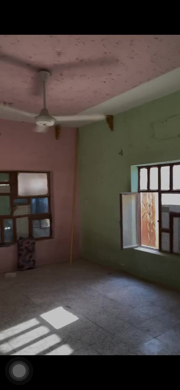 بيت ٢٠٠ متر طابق ونص للبيع قرب سوق    الشمري ***********
