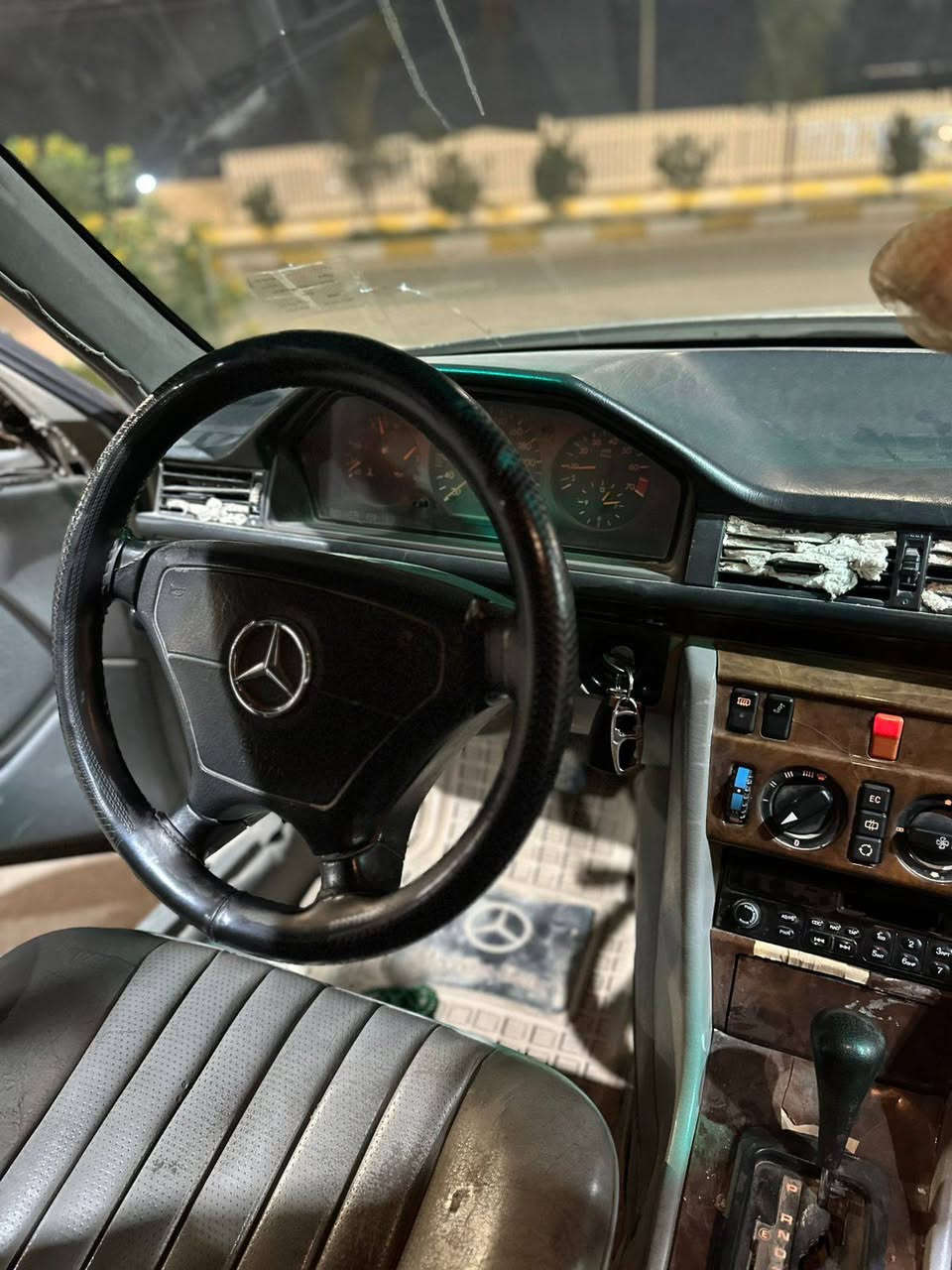 السلام عليكم مارسدس دب 300Eرقم بغداد 
حديدية جاهزه دبلات خير من الله 
مكينه 3000 
كير 100/100
كهربائيات جاهزه ع اخر حبايه 
غرفتهه كشنات 90/100
تبريد بس ثلاجه بيهه ليك 
عنوان ناصريه مركز حي الشموخ 
للستفسار أكثر ***********
