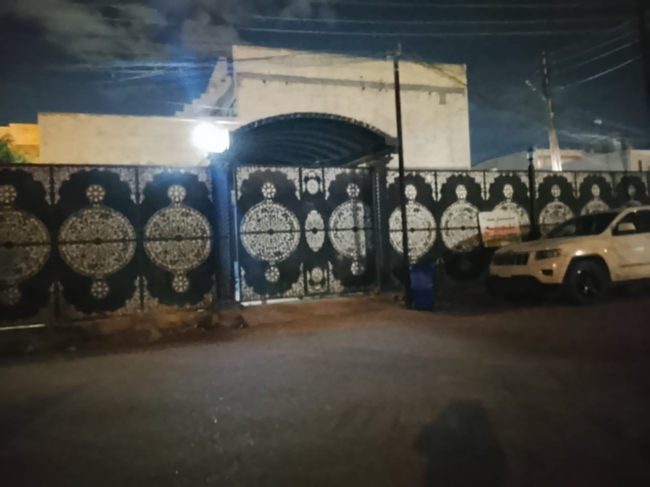 للبيع مشتملات العدد ٢ مساحة المشتمل ٨٠ + قطعه حديقة البيت المساحه ١٣٠ م بناء حديث منطقة طالب العلي ع شارعين مقابيل المدرسه و الجامع  للعلم البيع كلي الخاص مقفول للأستفسار اتصل على الرقم *********** سيف ابو عباس
