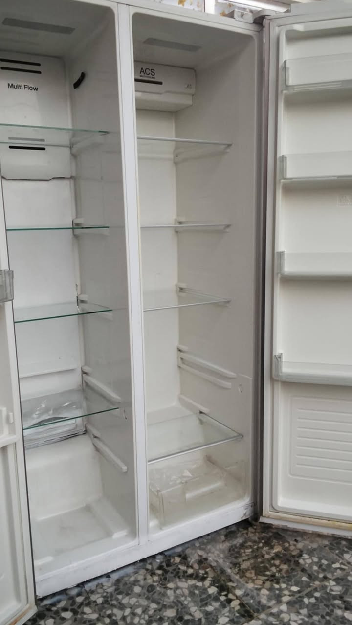 ثلاجه نضيف شغال على الفحص تجميدها فول لاضرر لاتصليح السعر 300الرقم***********
