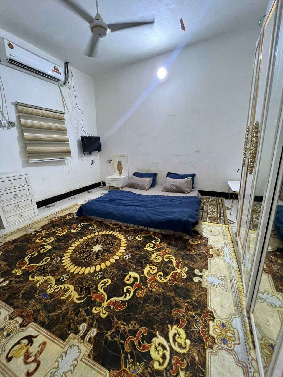 ***********
السلام عليكم بيت للبيع زراعي العنوان حي الجامعة الصخيين قبل لاتوصل للجسر قبل شارع المهندس فرع اسماك الفاخر يبعد عن الشارع الرئيسي ١٨٠متر 
المساحه ١٤٠متر بناء طابوق +بلوك اعكاده يحتوي على دوانيه ومطبخ وصاله جبيره وغرفتين وصحيات خارجيه داخليه  الستاره طابوقه موجود 
السعر ٦٥وبي مجال 
***********
