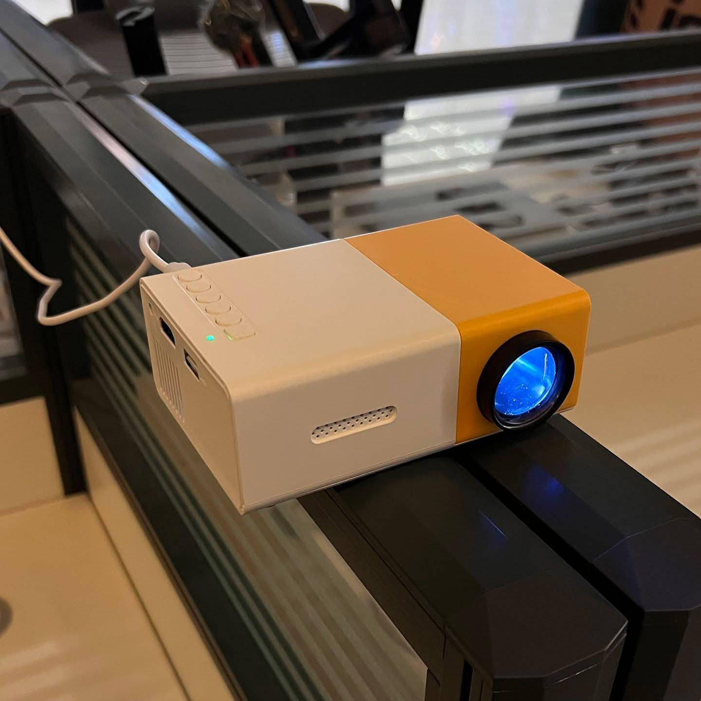 🎬 سينما في بيتك.. بروجيكتور EUG الذكي (يدعم Wi-Fi)
​استمتع بمشاهدة أفلامك ومبارياتك المفضلة على شاشة عملاقة وبدون أسلاك! جهاز EUG LED Projector يجمع بين الأداء القوي والسهولة.
​🚀 أهم المواصفات:
​اتصال لاسلكي (Wi-Fi): اعرض شاشة جوالك (آيفون أو أندرويد) مباشرة على البروجيكتور.
​دقة عالية: يدعم جودة Full HD 1080P لصورة صافية وألوان واقعية.
​مداخل متعددة: (2) HDMI، (2) USB، VGA، ومداخل صوت خارجية.
​صورة مرنة: خاصية Keystone لتعديل زوايا الصورة يدوياً لتناسب جدارك.
​عمر طويل: عدسة LED تدوم  لساعات دون الحاجة لتغيير.
​
💰 السعر [ 85 الاف]
📞 للتواصل: [***********]
​"مثالي للألعاب، السينما المنزلية، أو العروض التقديمية"
