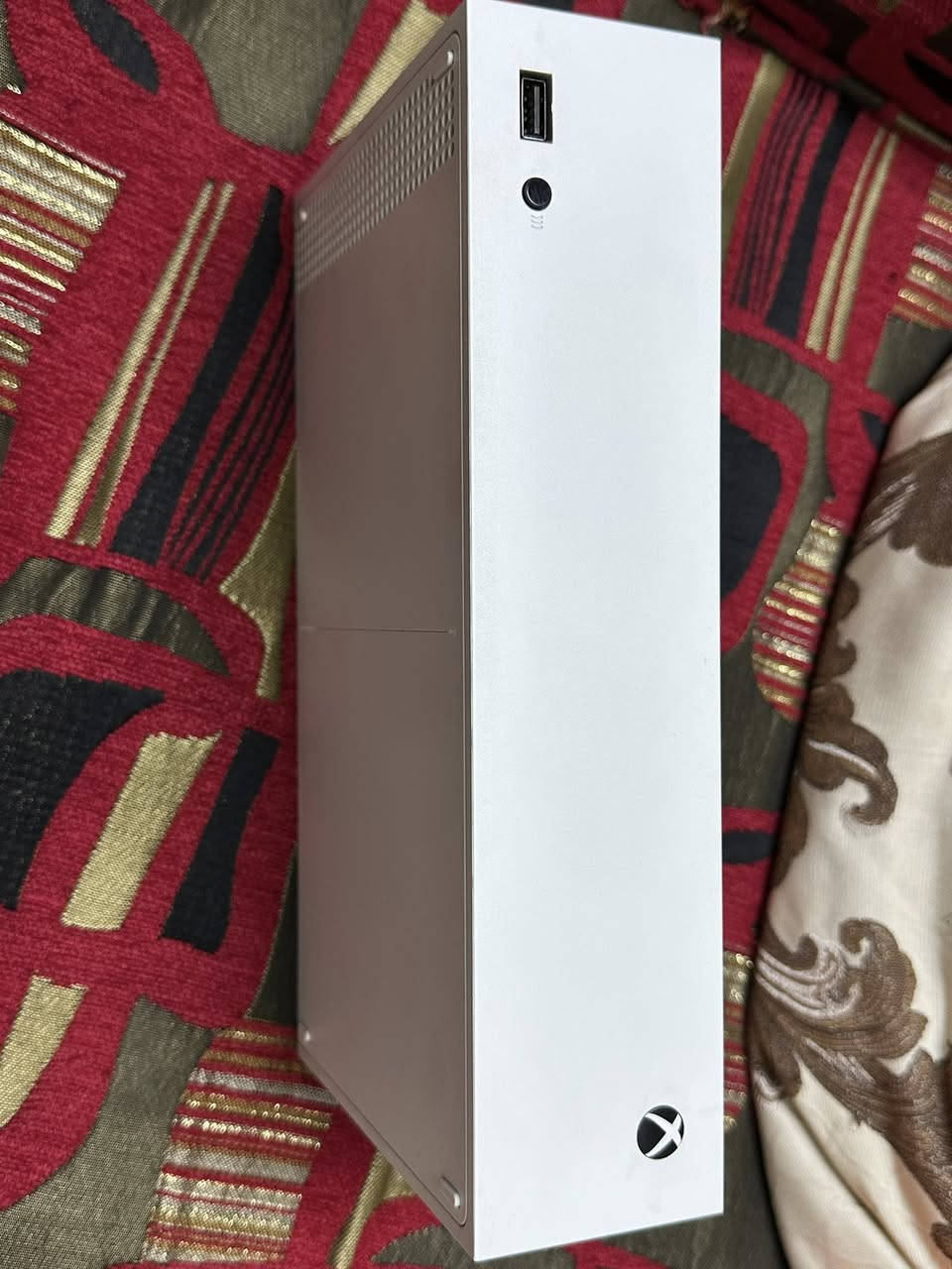 جهاز اكس بوكس سيريس اس كامل ملحقاته معى جوستك اضافيه اصليه + بطاريات و اثنين و قاعده شحن بطاريات 
جهاز نظيف ما مداخل صيانه ابد ولا مفتوح نهائي 
سعر جهاز 310 الف 
مكاني بغداد 
توصل واتساب ***********
