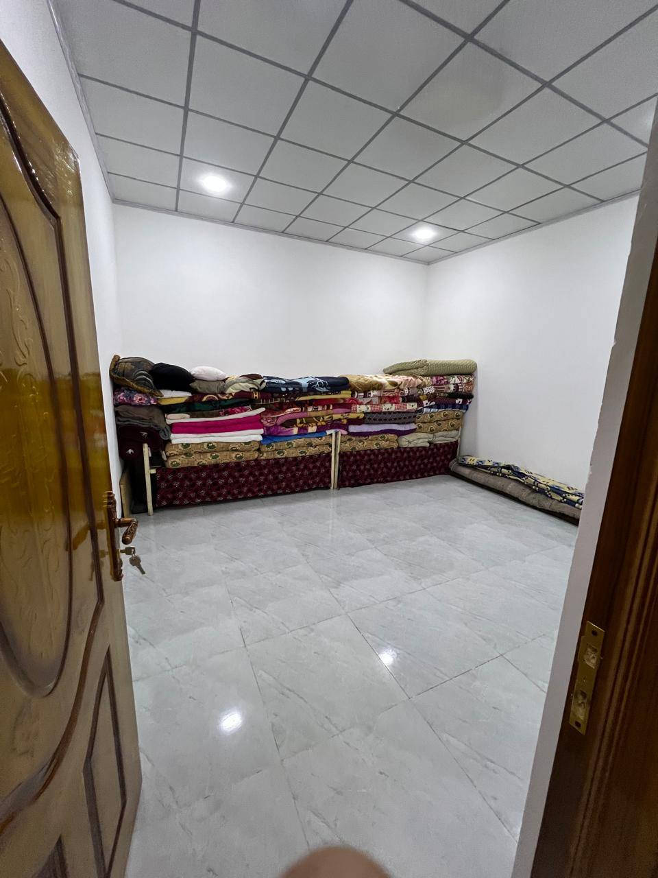 (دار للبيع مساحتها 180متر الواجهة 9العمق 20 حي الملاين الثانية مجمع الملك.  عدد الغرف 6 الصحيات عدد 3. البيت زيرو زيروجديد) ......... ملاحضة 👈 الي يكدر يشتري بيت أو أرض لا يتردد ابد لان راح يصير تمليك الزراعي والجمعيات بعد فتره قصيره وراح الأسعار ترتفع اكيدفسارعو بالشراء


**إذا كنت صاحب هذا الإعلان وتريد حذفه لأي سبب، رجاءا أرسل رسالة إلى الدعم الفني**