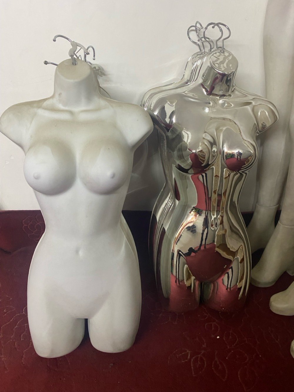 بغداد / عرصات الهندية
مليكان تعليك نسائي حجم كبير بعدد12 قطعة لون ابيضّ و7 قطعة لون فضي