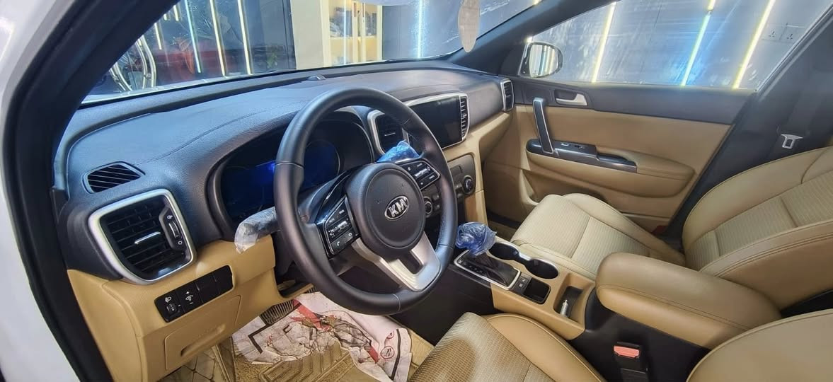 السلام عليكم
سبورتج 2019 خليجي 
مكفول صبغ وضربه وتبديل 
ماشيه 45 الف جديده مابيه اي نقص 
وضع شركه
السعر 177 ورقه 
رقمي ***********
