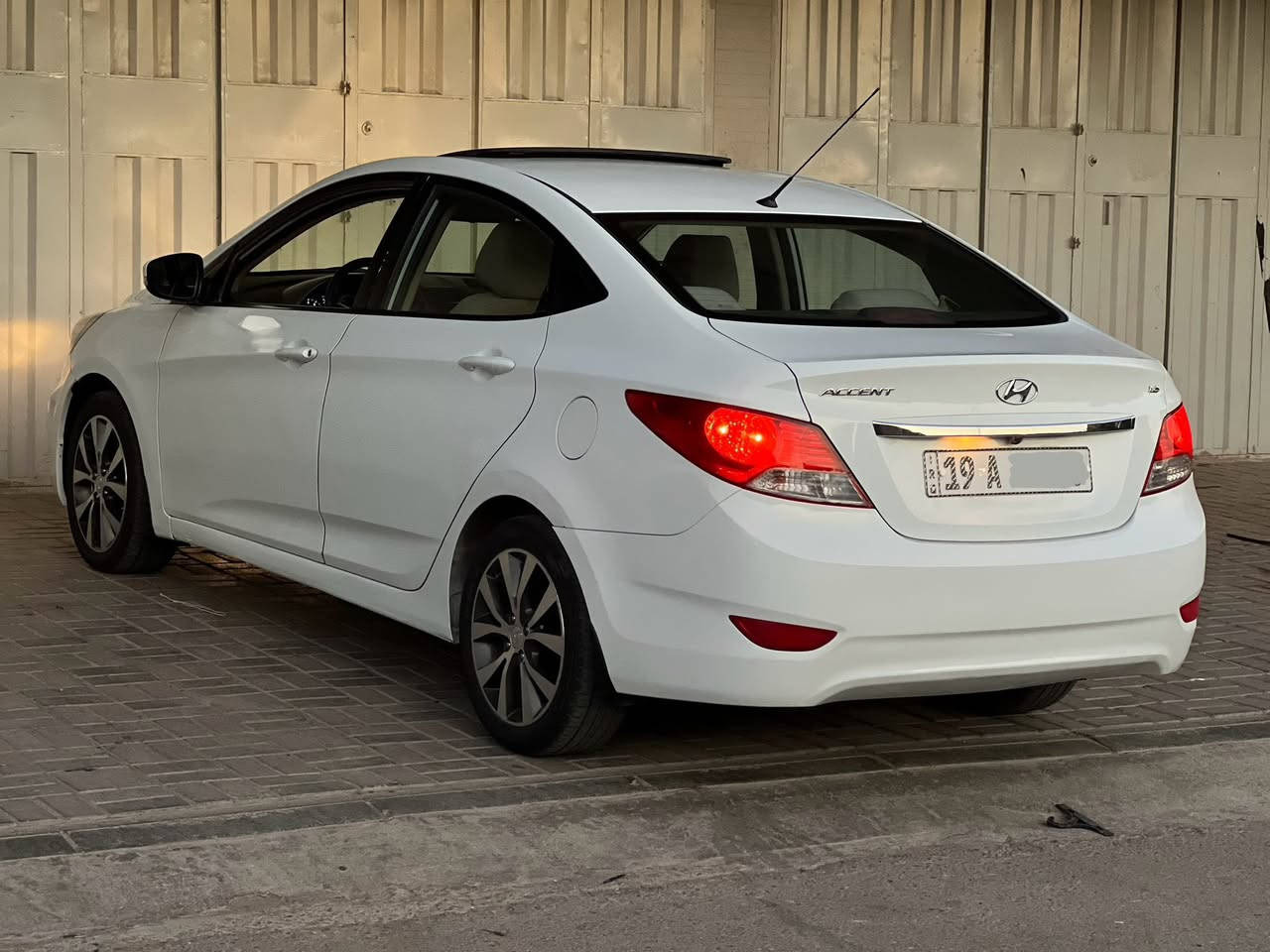 اكسنت 2015 خليجي الشركة العامة
فول مواصفات رقم كربلاء باسمي 
مكفولة من الصبغ والضربة فقط بيها بارد موضح بالسونار
السعر 110 $ ورقة وبيها مجال 
فول مواصفات
محرك 1600 
فتحة سقف 
شاشة بلادية 
كامرة خلفية 
5 ويل كب كروم 
تحكم ستيرن واشاير بالمري
ماشية 130 الف كيلو 
السيارة عليها ادامة كاملة وجاهزة محرك وكير وحدادية وتبريد وتخم تاير مابيها اي نقص
مكاني كربلاء شارع المخازن ***********
