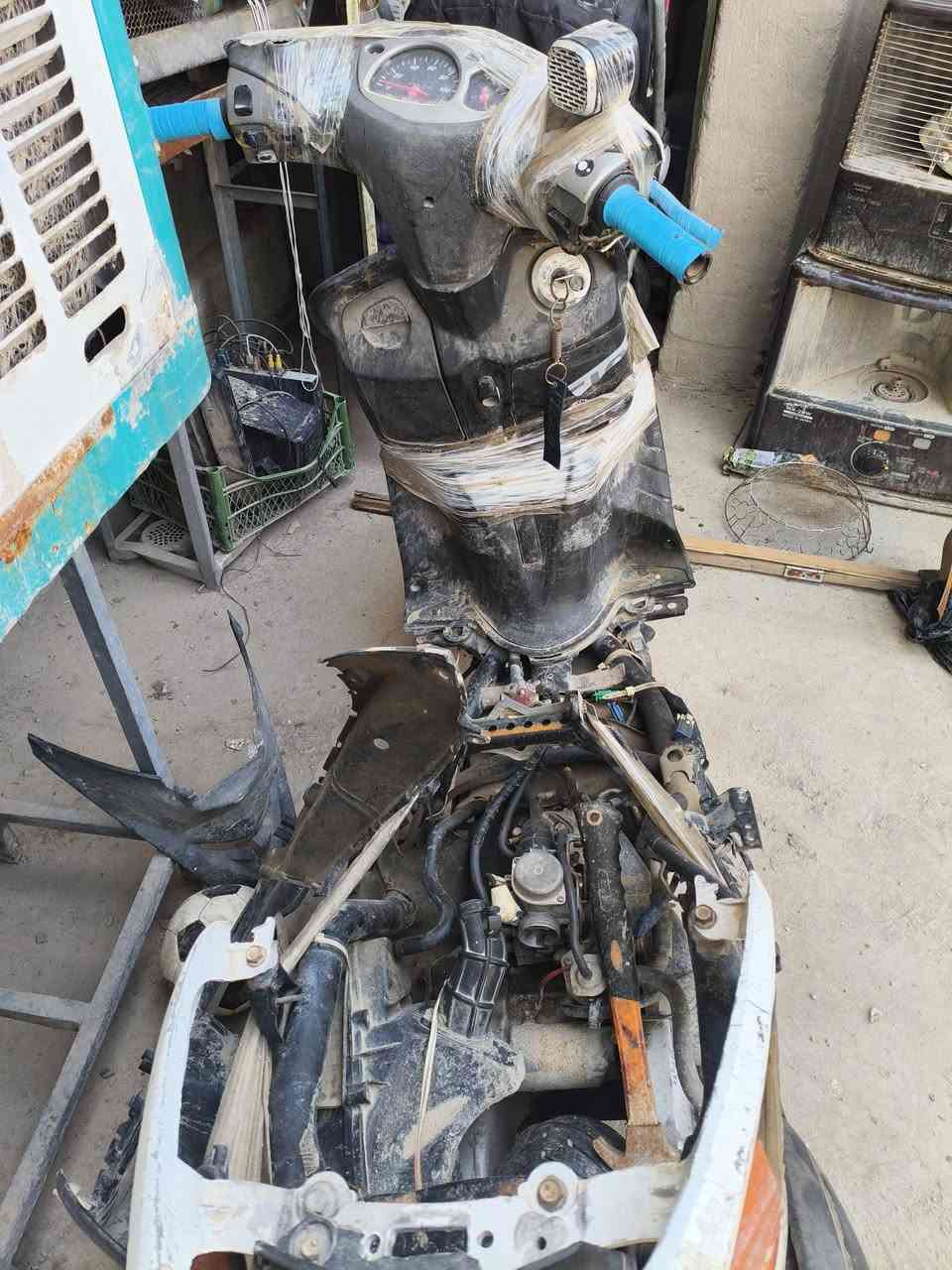 سلام وعليكم اخواني العزاز هاي دراجة اللبيع بس تشتغل وطفة يمكن كابريتر ما عرف اني تاركهة صار هواية وبدون كفرات بس الكشن موجود ***********
هاذا رقمي وريدهة 175 الف كوم حديد
