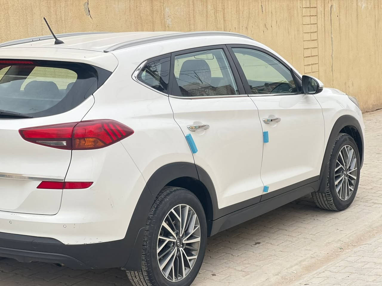 السلام عليكم 🫡 
توسان للبيع .! المديل 20 خليجي . 
السياره مواصفات فول عدا البانوراما .
ضررهاا جاملغ الامامي من جههت السائق مبدل بدون دواخل .
السياره ماشيه 350 . 
اللون ابيض . 
مري شفط . بصمه السياره . 
لايت زينون بيها .
تبريد اربع قطع . 
تدفئه . 
تخم تايررر جديد . 
ويل ال اصل 20 . 
مسجل دمامات اربع قطع . 
شاشه اماميه . 
كير ومكينه بعدهن بحالات الوكاله . تجي بعينك وتشوف .  
السياره لوك مال جناي وداخل . عنوان مشخاب رقم الهاتف 
*********** رقم الهاتف .
السعر ١٩٥ وبيها مجال
