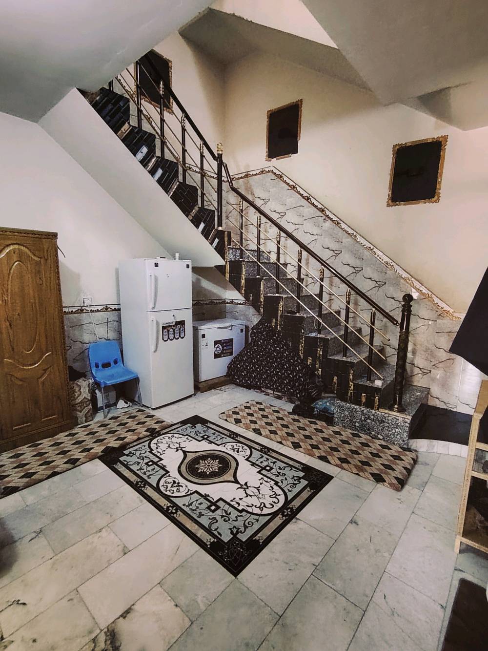 سلام عليكم بيت للبيع طابو صرف مساحه 75الطابق الاول  يحتوي على استقبال وحمام وصحيات بره وحمام وصحيات ومنور جوه وصاله ومطبخ  الطابق الثاني غرفتين وصاله وحمام وصحيات بناء حديث مرمر وسيراميك صب كونكريت مكان كربلاء المقدسة حي النضال قرب المستوصف السعر  88 وبيه مجال للشراي  رقم الهاتف *********** شارع عشرين عليه تبليط كامل كهرباء ومجاري وماء 