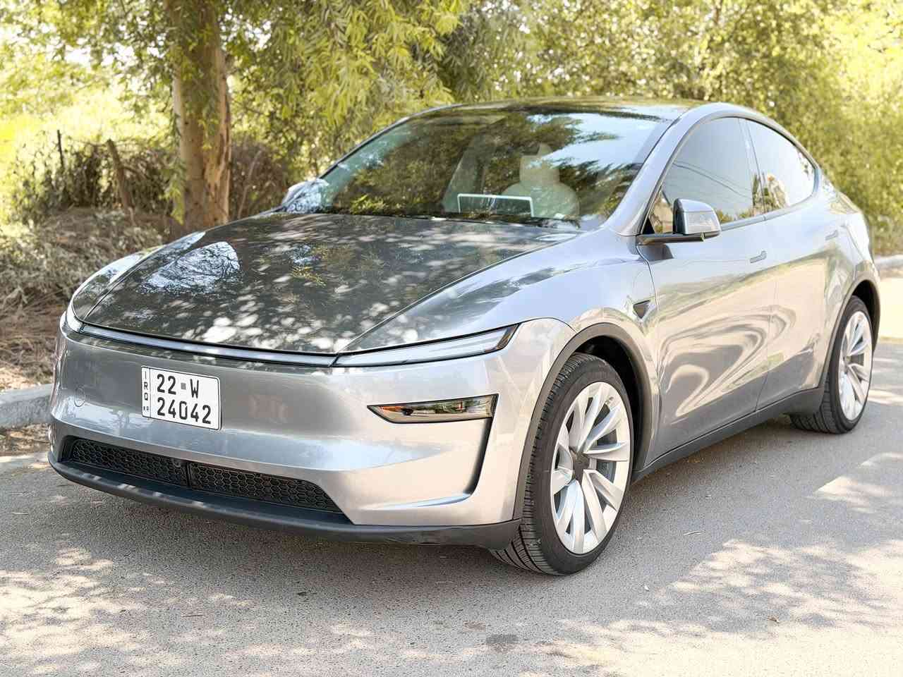 Tesla Model Y 2026 - Juniper
الشكل الجديد كلياً 

سنكل موتور - لونك رينج
الشحنة الوحدة ٦٠٠ كم تقريباً

العداد: 4.000Mile فقط زيرو

المواصفات:-
داخل جلد أبيض
المقاعد ( تدفئة + تبريد )
كامرة أمامية
شاشة خلفية 
أنارة محيطية
والمواصفات الباقية الاعتيادية 

الحادث:-
ست قطع صبغ وصور الحادث مرفقة
أيرباك سستم وشغال بالكامل
بدون دواخل

- وياها باج تضليل رسمي من مرور أربيل باقي بي مدة سنة

السعر 26.900$ فقط
موقع السيارة بغداد الاعظمية
***********
