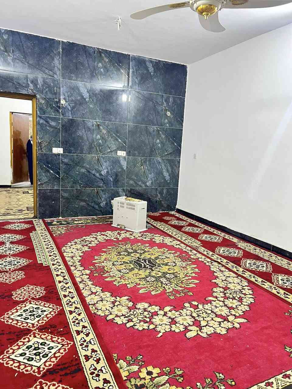 بسم الله الرحمن الرحيم

للبيع للبيع …

بيت للبيع المساحه 150 م  واقع حال 160 متر في منطقه الحسينيه الضباط خلف الشارع العام من جهه مدخل التكسيات البيت متكامل مابي اي نقص الحمد الله يتكون من مدخلين وحديقه وحمام خارجي استقبال كبير ومطبخ وصاله كبيره وحمام شرقي وغربي ومنور وغرفتين نوم وحده منهن سويت داخلي وترك بلخير على عرض البيت والطابق الثاني غرفتين نوم وصاله وحمام البيت كله شبابيك بيبان الألمنيوم وبي مجال بناء بعد غرفتين والسطحين  اشتايكر منظومه الماء والكهرباء كله جديد واي استفسار الاتصال *********** ) 
السعر (157) بمجال بسيط لشراي تحياتي الكم
