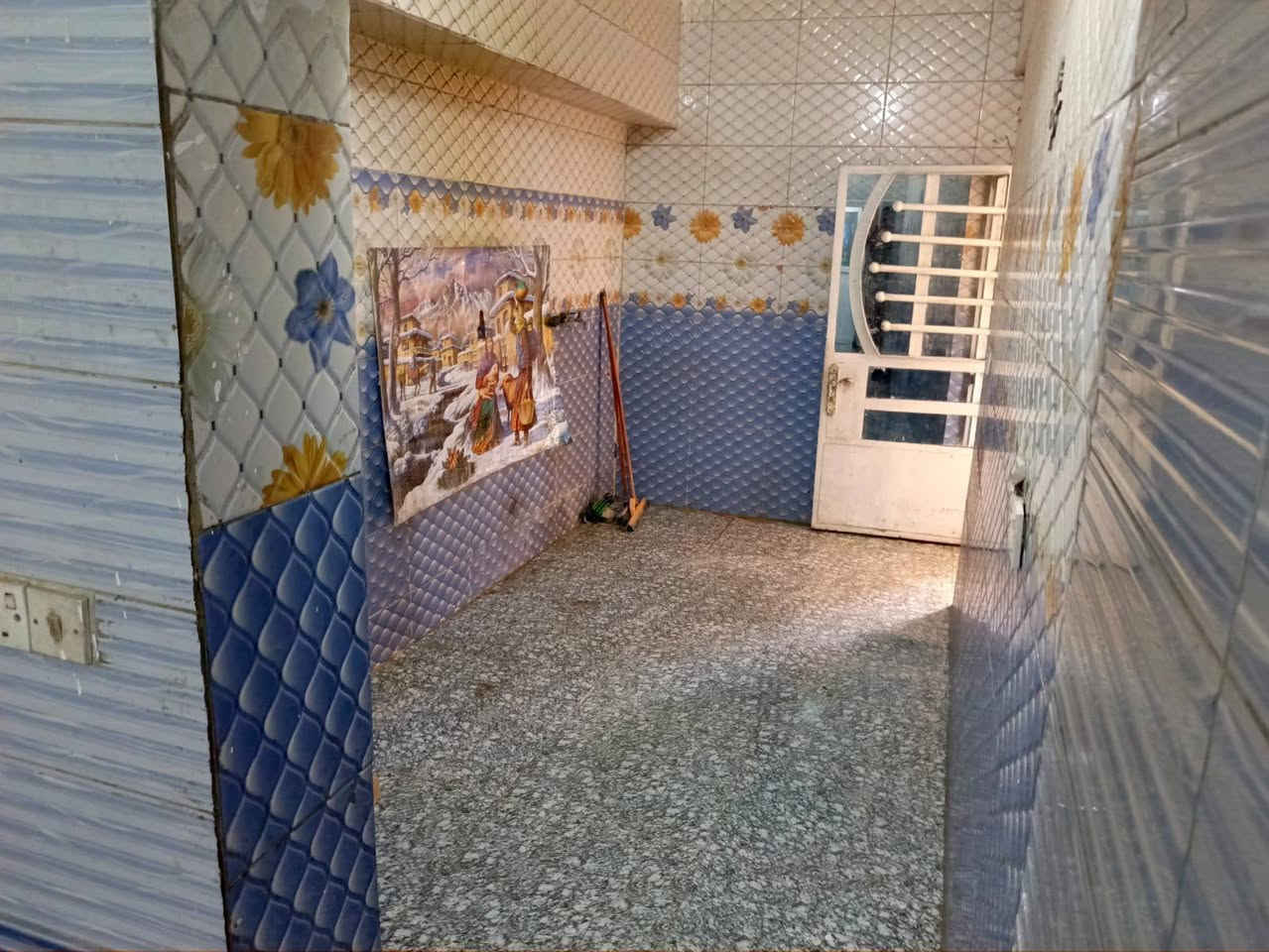 مكتب الصادق
السلام عليكم
بيت مساحة ١٠٠م مربع أرضي للإيجار 
يحتوي على غرفة نوم واستقبال ومطبخ معزول صالة صغيرة وكراج وخدمات 
المكان الشعب شارع الصحة العام مقابل جامع الحق 
السعر ٤٠٠ ألف 
*********** أبو عادل
