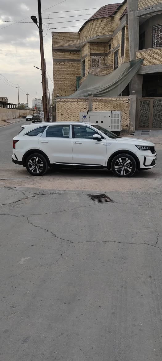 سورينتو 2022 خليجي 
المحرك: 4 سلندر 2.5 لتر 
ماشية 55kالف 
ناقل الحركة: أوتوماتيك 6  سرعات
دفع أمامي 
أمامية LED بالكامل
حساسات أمامية + خلفية
مرايا جانبية كهربائية مع إشارات
دخول ذكي وتشغيل بصمة
اوتو هولد 
تحكمات ستيرن 
بدون فتحة سقف 
المقاعد كهربائية
تكييف ثلاث قطع 
شاشة وسطية 10.25 إنش
شاشة عدادات رقمية 12.3 
نظام صوت 6 سماعات
شاحن لاسلكي
إضاءة داخلية Ambient Light
6 وسائد هوائية
مانع انزلاق ABS + ESP
مثبت سرعة 
نظام النقطة العمياء
كاميرا خلفية 
7 ركاب (3 صفوف)
سياره مكفوله فقط بيه الخسفه الي بل صندوك ما رجعته بارد بقيته على وضعه ومارجعته
ارقام أربيل عندي وكاله بيه
الاستفسار:*********** البصرة, العراق
