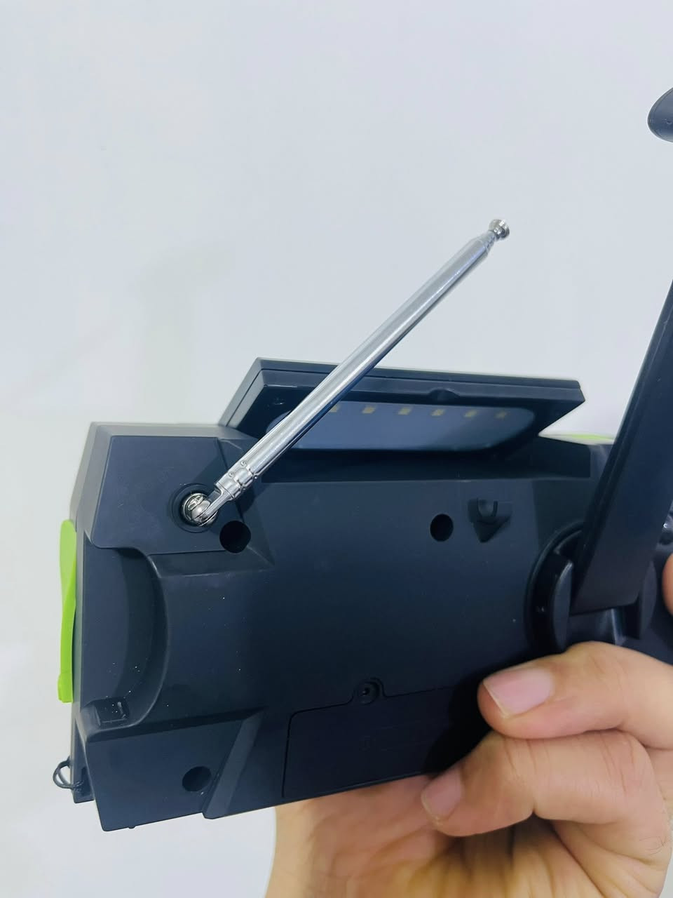 هذا المنتج عبارة عن راديو طوارئ محمول يعمل بالطاقة الشمسية وبواسطة تدوير المقبض (Hand Crank). 
الميزات الرئيسية: يحتوي على راديو AM/FM/WB، ومصباح LED يدوي مدمج، ومنفذ لشحن الأجهزة. 
الطاقة: يعمل ببطارية قابلة لإعادة الشحن، ويمكن شحنه عبر اللوحة الشمسية المدمجة أو عن طريق تدوير المقبض يدويًا لتوليد الطاقة. 
الاستخدام: مصمم لحالات الطوارئ، التخييم، والأنشطة الخارجية. 
المواصفات: قد تختلف سعة البطارية، ولكن بعض النماذج تأتي بسعة 4000 مللي أمبير في الساعة. 
السعر40الف


**إذا كنت صاحب هذا الإعلان وتريد حذفه لأي سبب، رجاءا أرسل رسالة إلى الدعم الفني**