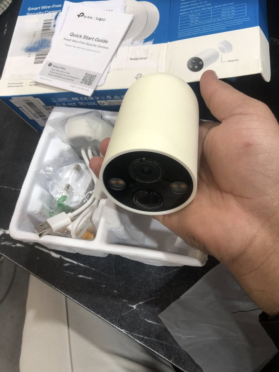 مسخدم
استمتع بأمان منزلي متطور مع كاميرا المراقبة الذكية TP-Link Tapo C425 V1. بتصميمها اللاسلكي بالكامل، تتيح لك هذه الكاميرا تركيبها بسهولة في أي مكان دون الحاجة إلى كابلات. مزودة ببطارية مدمجة بسعة 10000 مللي أمبير، توفر لك ما يصل إلى 300 يوم من التشغيل المتواصل. تقدم الكاميرا جودة فيديو 2K QHD (2560 × 1440 بكسل) مع مجال رؤية واسع 150 درجة ورؤية ليلية ملونة بفضل المصابيح المدمجة ومستشعر الإضاءة المنخفضة. تدعم الكاميرا خاصية الكشف الذكي عن الأشخاص والحيوانات الأليفة والمركبات، وتوفر صوتًا ثنائي الاتجاه للتواصل مع الزوار. تعمل الكاميرا مع Amazon Alexa وGoogle Assistant، وتدعم التخزين المحلي عبر بطاقة microSD بسعة تصل إلى 512 جيجابايت.
سعر 125
***********
