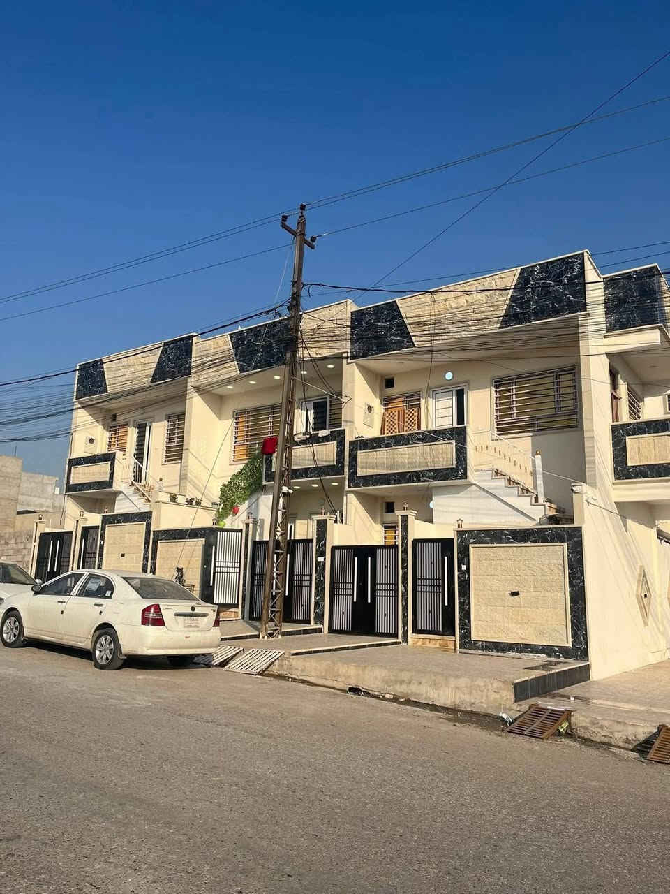 ثلاث بيوت للبيع في حي السماح الاركان على شارع 20 مقابل حديقة
🔹 مساحة : 90م ، الواجهة : 6،5م سند طابو ملك صرف 

🔹 معزول الطابق الارضي عن الطابق الثاني بالكامل 

🔹 بناء حديث ، تصلح للاستثمار مؤجرة بالكامل بوارد 550 الف لكل بيت ، مجموع 3 بيوت مليون و 650 د.ع

🔹 يمكن بيع عقار واحد من الثلاث دور 

ط1 : كراج ، استقبال ، هول ، مطبخ ، غرفة ، صحيات

ط2 : غرفة ، هول ، استقبال ، مطبخ ، صحيات ، بيتونه

مزود بكافة الانظمة الحديثة -

دكتات - سبالت - غسالات - انترنيت ، دشات

للاستفسار اكثر مراجعة #مكتب_الغوالي الكائن في حي السماح الاركان قرب مول القمة مقابل مدرسة السماح الابتدائية على شارع 20 

او الاتصال على الارقام التالية- 

***********

***********
