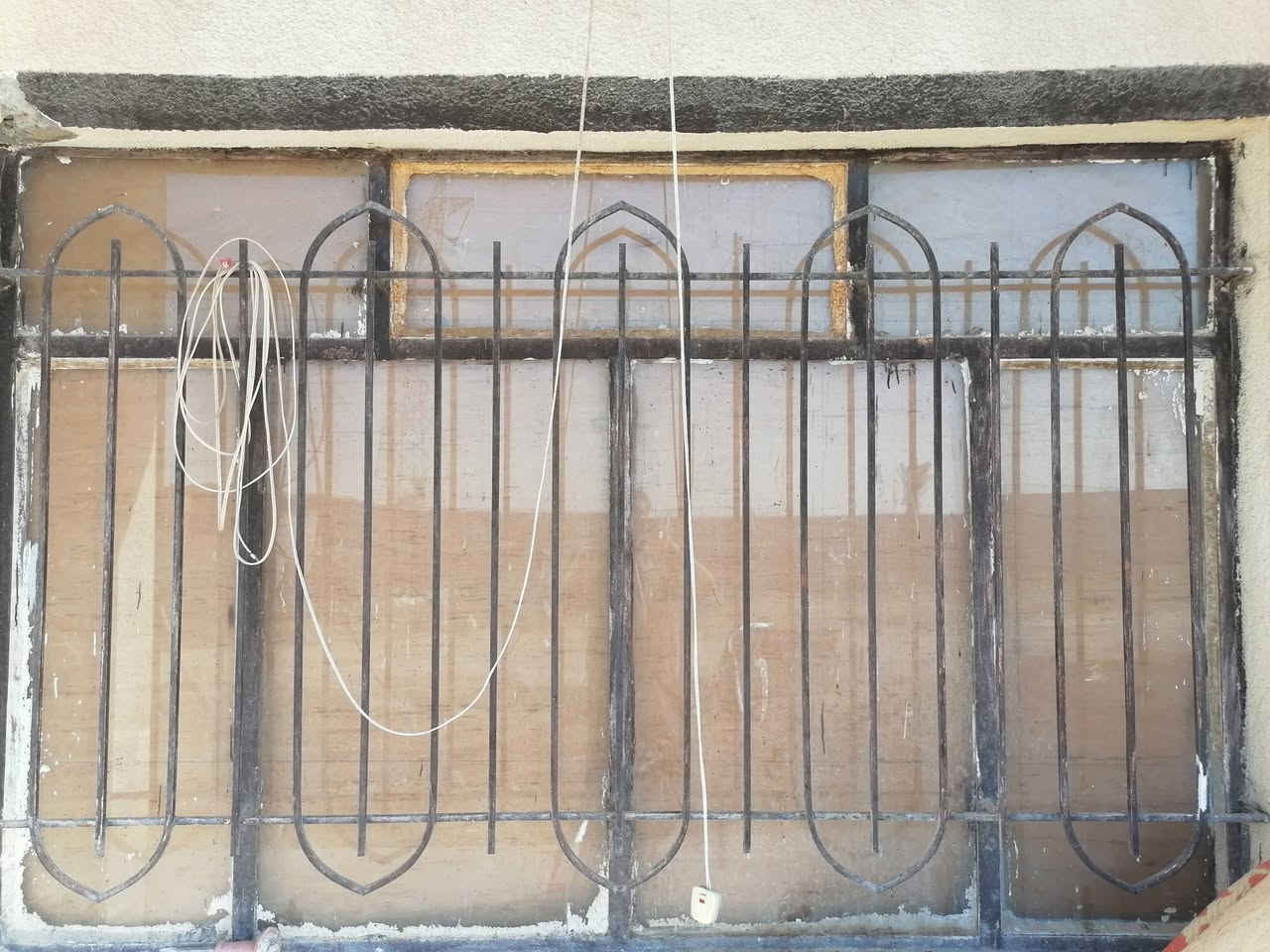 السلام عليكم ورحمة الله وبركاتة
بيت قديم اللبيع تفليش   بي 11 باب مقلف الصفحتين جديد وبي 9 شبابيك جدد ولطابوك جمهوري مبني بجص  وصطح مسلح تسليح شيش 
الاتصال على ***********  وشكرن
