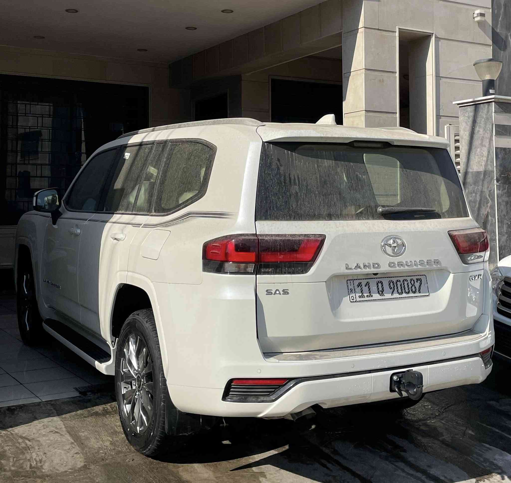 السلام عليكم لاندكروز 2025 (ساز)ضمان زيرو سيارة
ماشية 1700 كيلو
مكفولة كفالة عامة
 مرقم بغداد باسمي 
رقم شبه مميز 
مواصفات GXR V6 محرك 4000 تنفس طبيعي
فول فتحة بصمة صندوق كهرباء 3 شاشات كامره خلفية
مكاني بغداد المنصور الاميرات 
السعر 737 ورقة 
73700$
اي استفسار خاص او اتصال ***********
