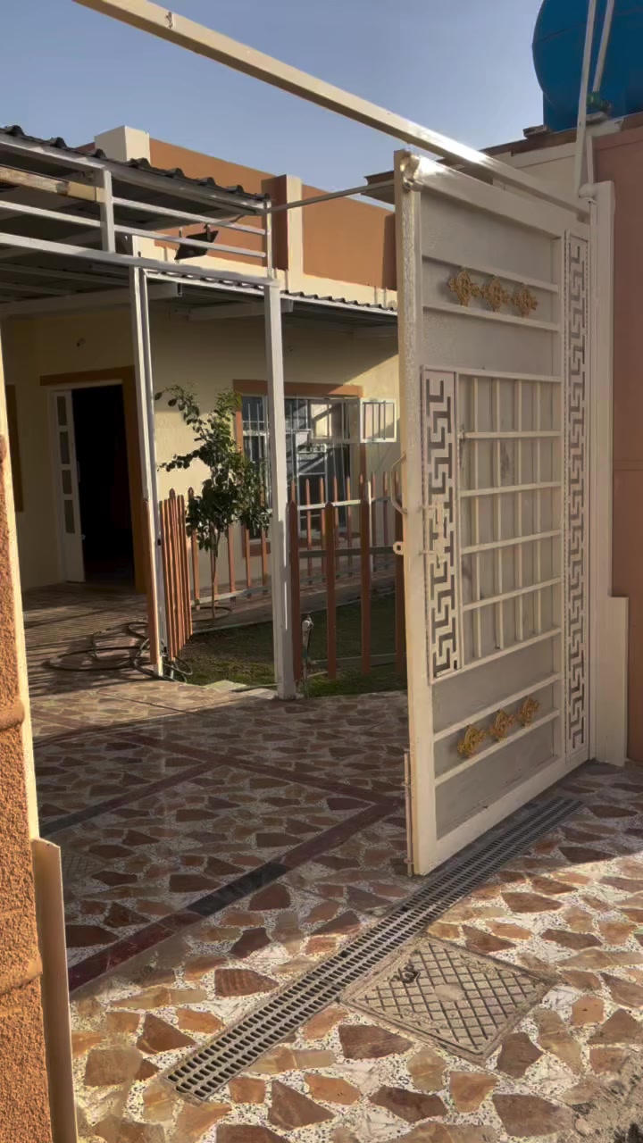 اعلان دار 🏠 سكن للبيع طابو زراعي سند ٢٥ بمساحة ٢٠٠ متر
يحتوي ع غرفة نوم 😴 وحده وصاله واستقبال ومطبخ وصحيات داخلية وخارجية وطارمة وحديقه موقع جيد 
قضاء الصويرة قرية العهد قرب تمثال الزعيم متوفر كافة الخدمات ماء وكهرباء وتبليط ومجاري 
للاستفسار يرجى التواصل على الرقم ***********
