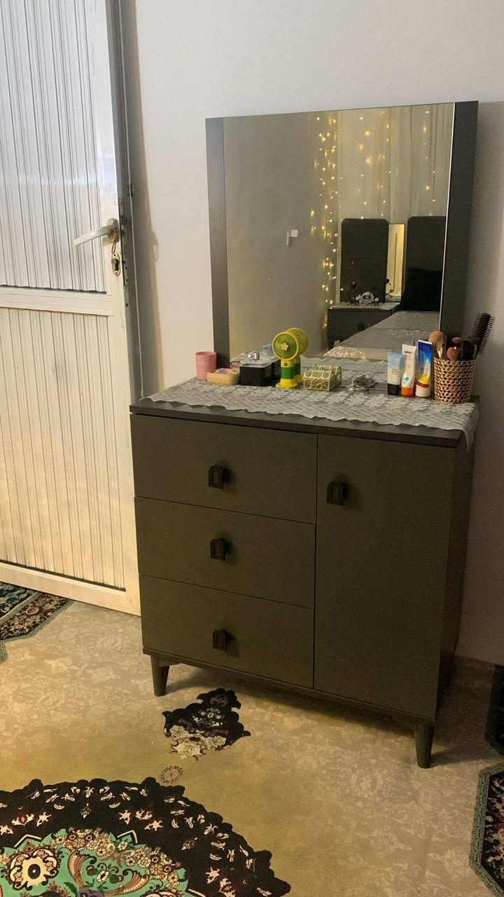 السلام عليكم عندي هاي الغرفه اخذتها ب٧٥٠  بدون دوشك الله شاهد استخدام شهر واحد مابيها شي اريدها ب٥٥٠وبيها شويه مجال وهاذ رقمي ليحب يتصل ***********
