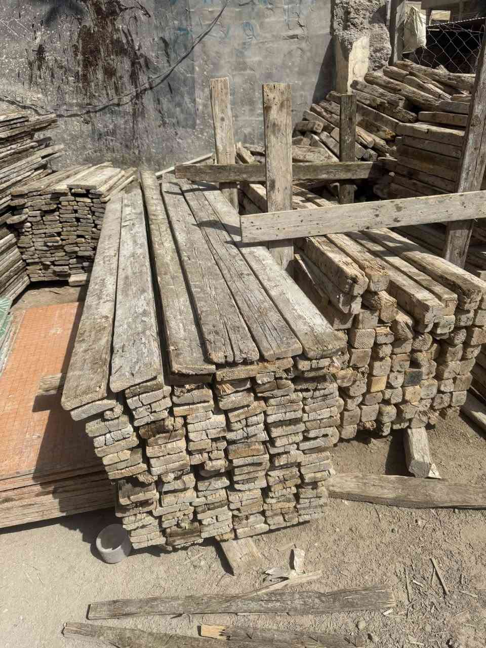 سلام عليكم قالب خشب للبيع العدد٨ونص مع فخات العدد ٥٠فخه مع بلاويد مال درج الاستفسار ***********
