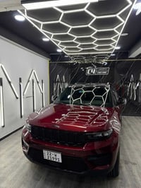 اخوان جيب شيروكي 2023  ماشيه 45 الف ميل بيها قطعه وحده الجاملغ الخلف ا...