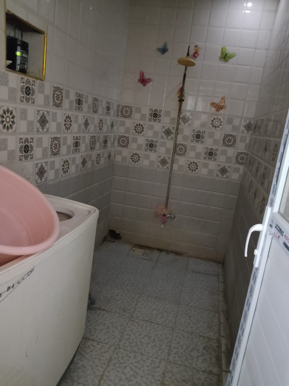 دار سكن طابو صرف

📍 الموقع: حي الجامعة
📐 المساحة: 100 م²
🏠 الطوابق: طابقين

التفاصيل:

 • الطابق الأرضي:�غرفة • صالة • مطبخ • استقبال • حمام
 • الطابق العلوي:�غرفة • صالة • حمام

💰 السعر: 85
💵 طريقة الدفع:
عادي دفعة أولى 60 مليون، والباقي أقساط شهرية

📞 للاستفسار:
***********
***********

🏢 مكتب الدناني للعقار
