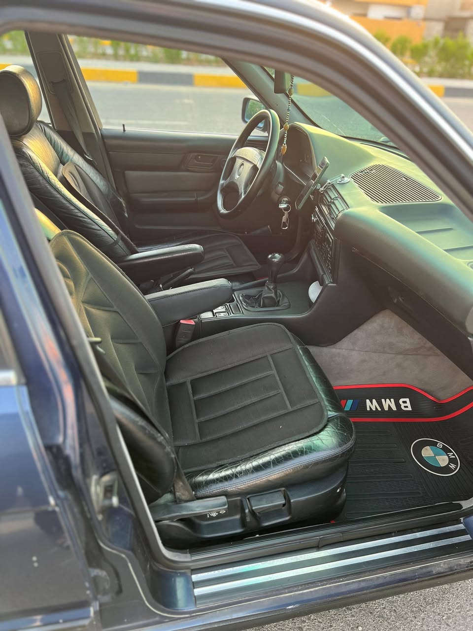 السلام عليكم BMW 520 موديل 91 رقم نينوى 
مكفولة من الحادث مكينة وكير وتبريد شرط
لايت زينون مضخم صوت مكان السيارة موصل الايسر
السعر ٦٧$ وبي مجال
***********
