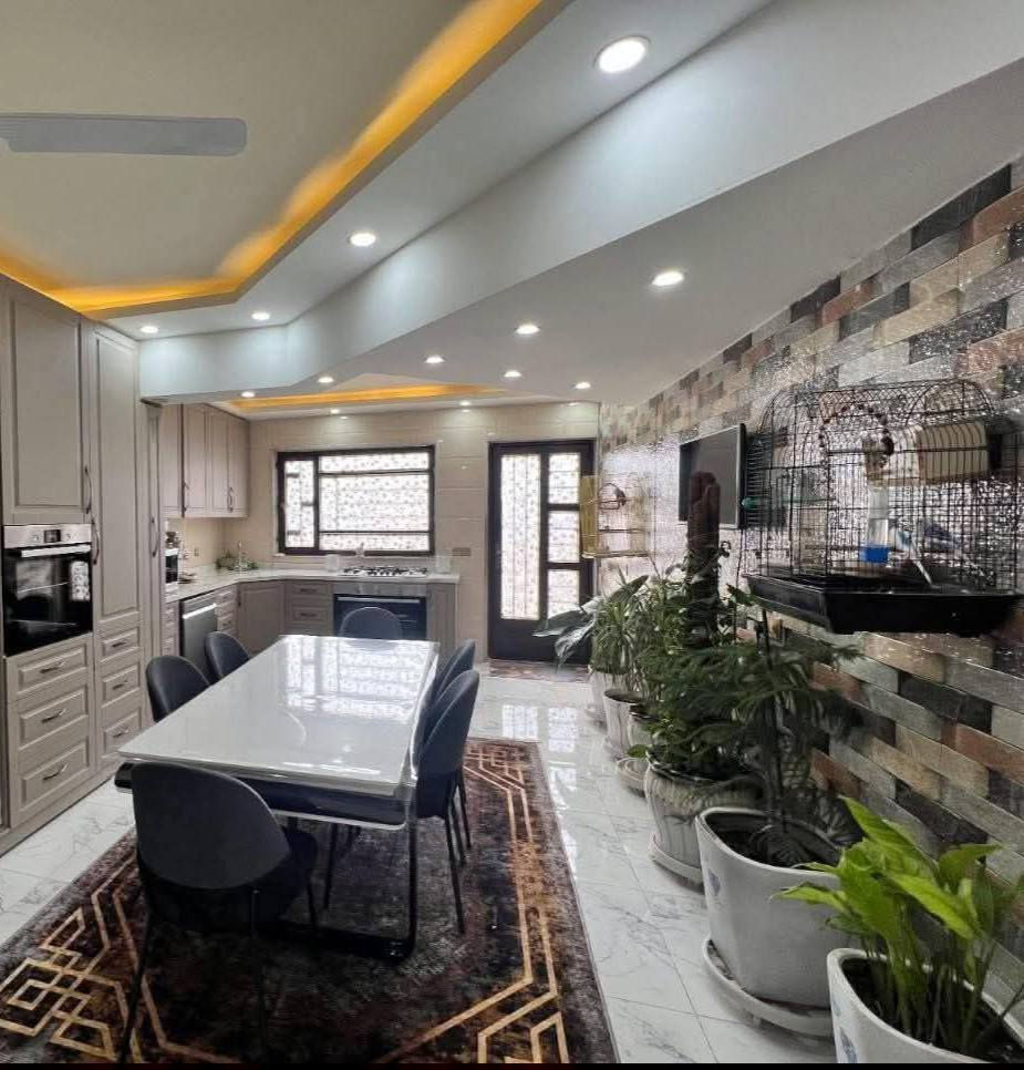 دار للبيع في اربيل مجمع زيتون 
المساحة 200م مساحه بيت فضله 290 م حديقة 

استقبال - صالة - مطبخ - حديقة - كراج - 4غرف نوم

خانوو بو فروشتن له شارى زه يتون 
٢٠٠م رووبه رى خانوو ٢٩٠م حديقه 

ژورى ميوان - هول - متبخ - 4 ژورى نوستن

للاستفسار
***********
