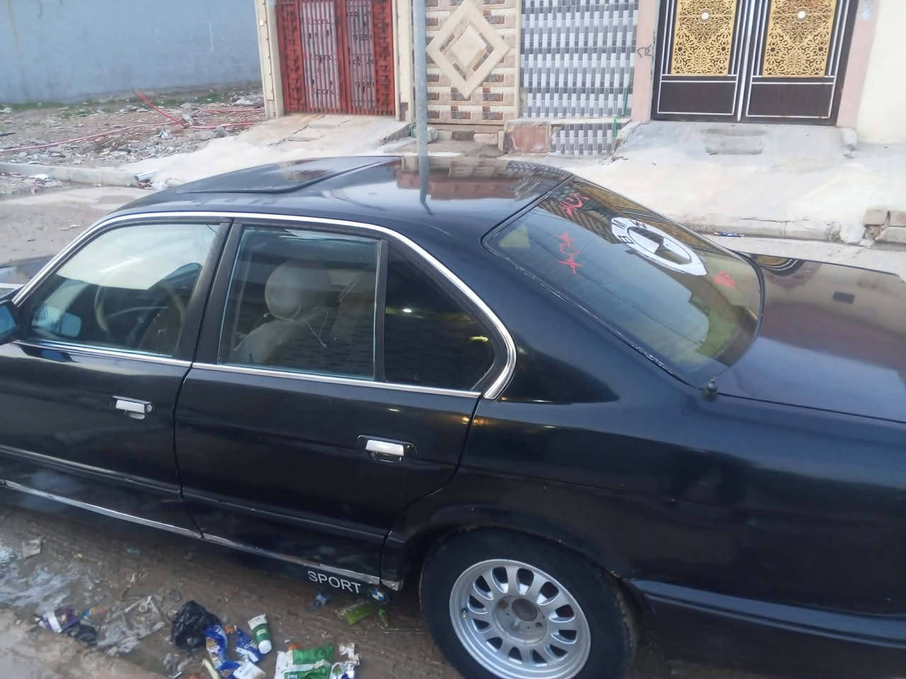 السلام عليكم بي ام للبيع ٥٣٥ محرك فل كير اوتوماتيك موديل ٩١ رقم نينوى مسطرة سنويا  ورقم وهزه جديد اربع جامات كهربائي جاملخ من جها سائق مبدل بدون صبغ وجامبلخ وره معجون فقط الباقي بدون صبغ الي حاب يتواصل خاص او اتصل على رقم ويا سعر ***********
