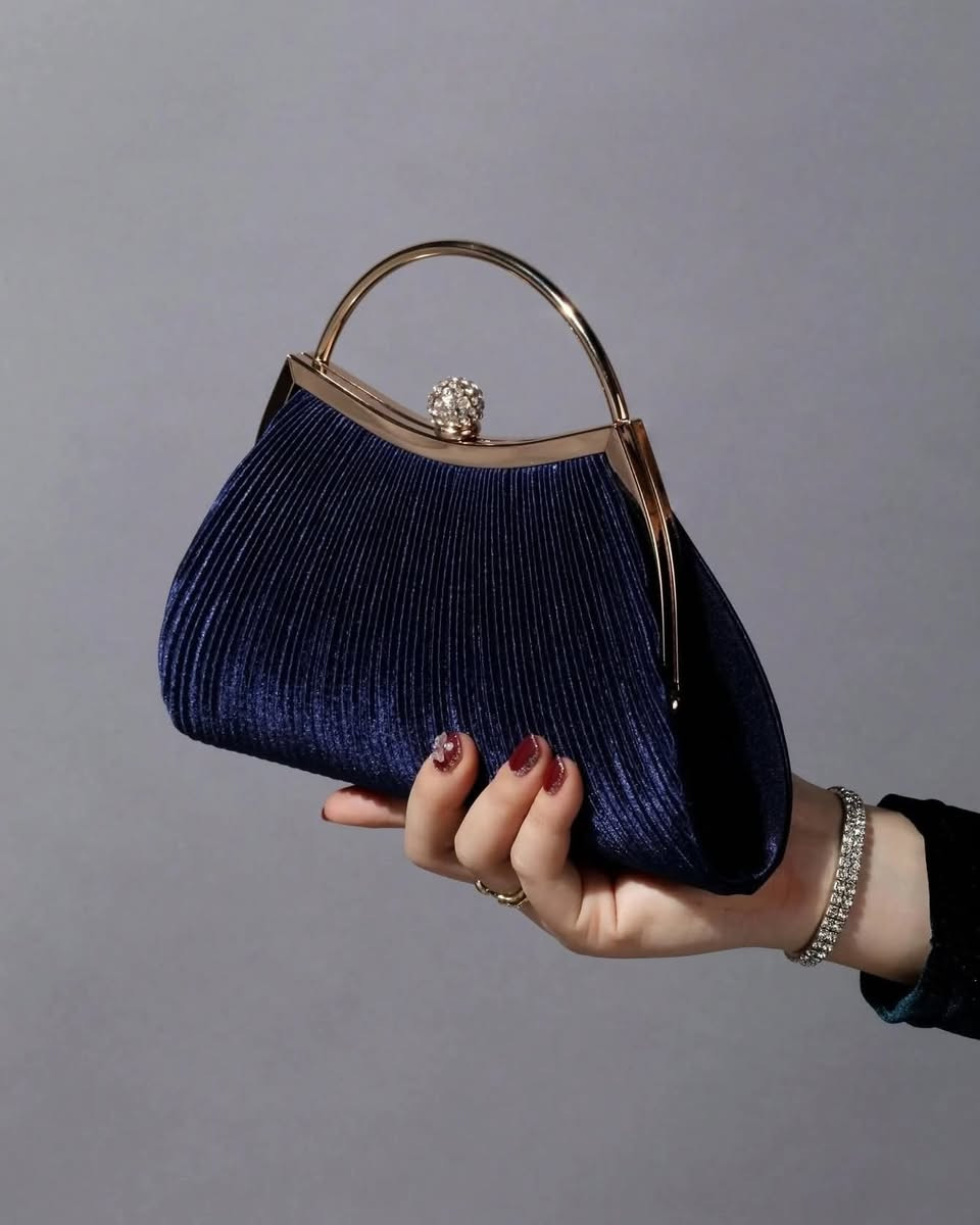 موديلات جديده حقائب نسائيه ♥️✨
مدة التوصيل خلال اسبوعين 
السعر ٢٥ فقط 
والتوصيل ٣ جميع محافظات العراق 
عرووض العيد
للحجز والاستفسار مراسلة الصفحة
يتوفر توصيل داخل العراق فقط


**إذا كنت صاحب هذا الإعلان وتريد حذفه لأي سبب، رجاءا أرسل رسالة إلى الدعم الفني**