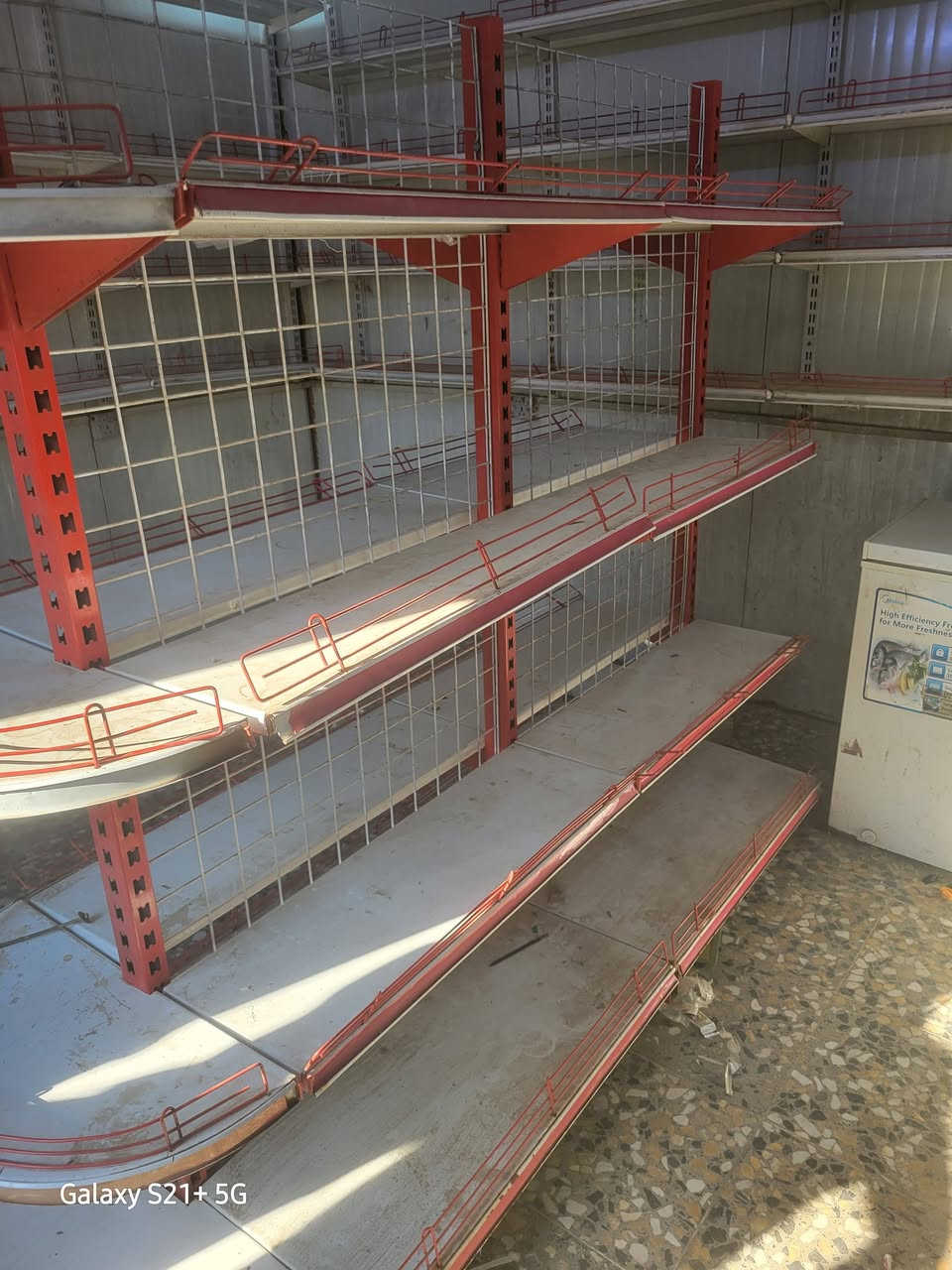 سلام عليكم رفوف للبيع العدد ٣٤ رف كاملات و٣٨ رف اسباني وسفينه مترين واكو ٣ امتار زائد ٣ امتار مكاني بغداد الإسكان السعر عل خاص او اتصل ***********
