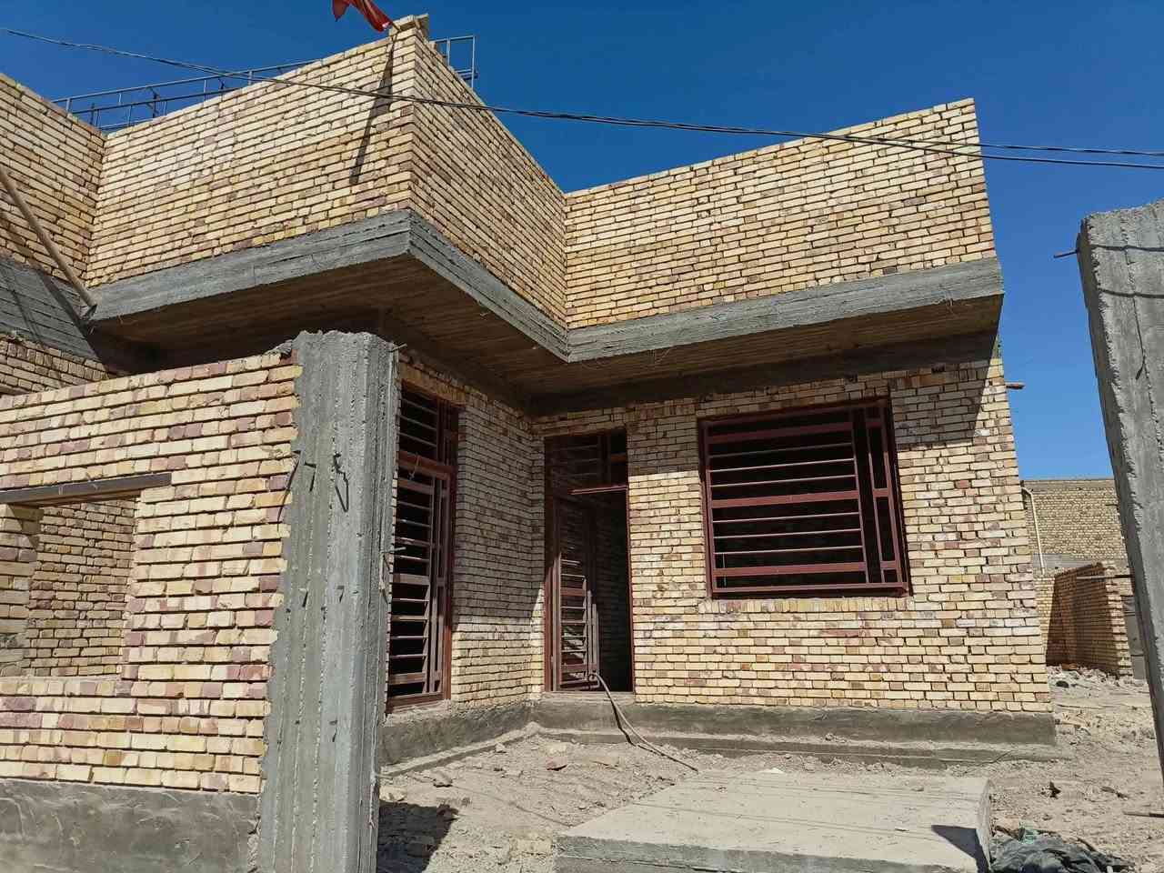 يالله هيكل مسقف للبيع المساحة ٢٧٠ متر طابو زراعي سند ٢٥ غرفتين نوم وصاله واستقبال ومطبخ وصحيات داخليه وخارجية ومنور وطارمه وكراج بناء طابوك صب مسلح كل الخدمات موجودة العنوان طويريج الحولي خلف قاعه القصر الابيض ثاني بيت عن الشارع الرئيسي تفاصيل أكثر اتصل على هذا الرقم ***********  السعر128مع المجال اني صاحب الهيكل
