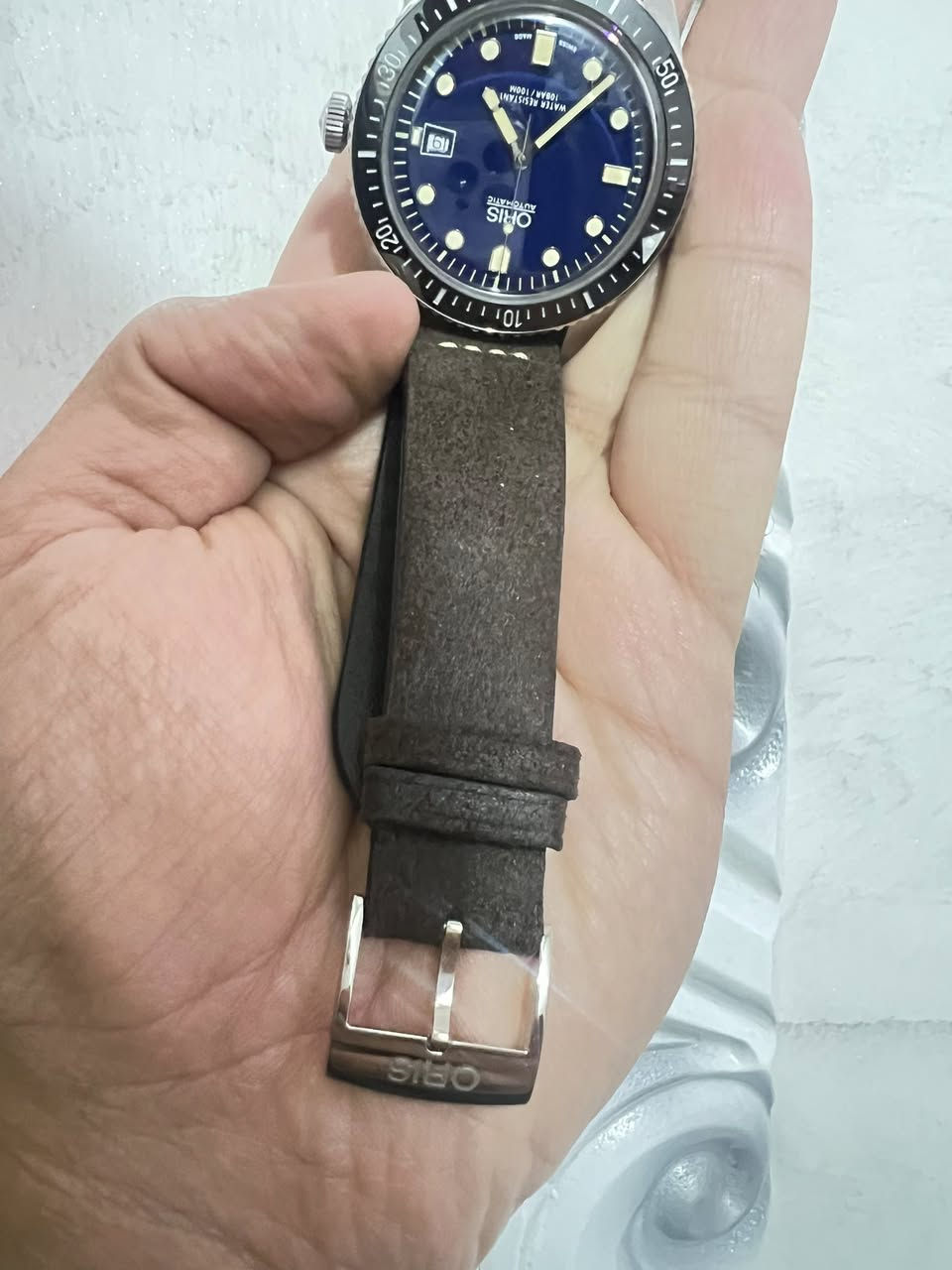 � ساعة ORIS أصلية – أوتوماتيك 🔹
ساعة رجالية فخمة من شركة ORIS السويسرية
⏱️ حركة أوتوماتيك
💧 مقاومة للماء 10 BAR / 100M
📅 تاريخ عند الساعة 3
🇨🇭 Swiss Made
🔵 قرص أزرق أنيق مع إضاءة ليلية
⌚ إطار غطس دوّار (Diver Bezel)
🧱 زجاج سافاير مقاوم للخدش
 مع كامل الملحقات والمرفقات 
الحالة: جيدة جداً 
تشتغل بدقة وما بيها أي خلل

💰 السعر المطلوب:
()
➡️ من 600 الف  دينار 

— السعر قابل للتفاوض للجادين —

📍 المكان: … السماوه 
📞 التواصل: …***********
