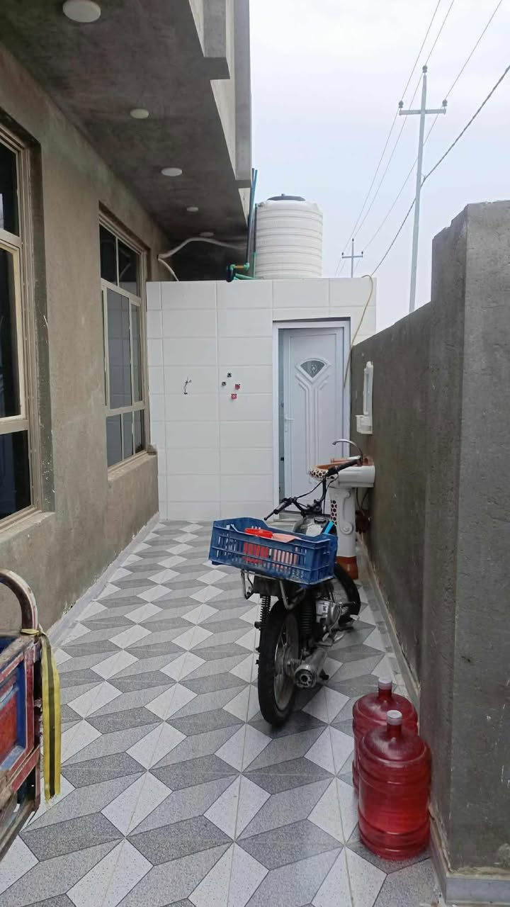 دار للبيع بالسفحه الاولى
مساحة 200 متر ع شارع 20 وساحه خضراء ب ال 8 الف البيت مفول طابق واحد والبيتونه ع طول الصاله شغل درجه أولى بيت حر مامطلوب 
يحتوي ع غرفتين وصاله ومطبخ حار وبارد واستقبال 
للاستفسار اكثر اتصل (***********)  او خاص
