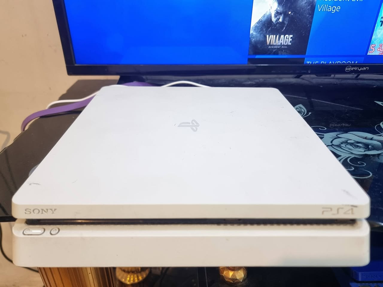 بلي 4 سلم باندل لون ابيض 
مهكر نظام 9.00 بدون فلاش او قرص 
ذاكره 500 GB جهاز نضيف جدا
 لا مفتوح ولا مصلح كامل ملحقات بدون نقص 
جويستكات عدد 3 يحتوي على 12 لعبه
عنوان بغداد الشعب للاتصال او واتساب 
***********
