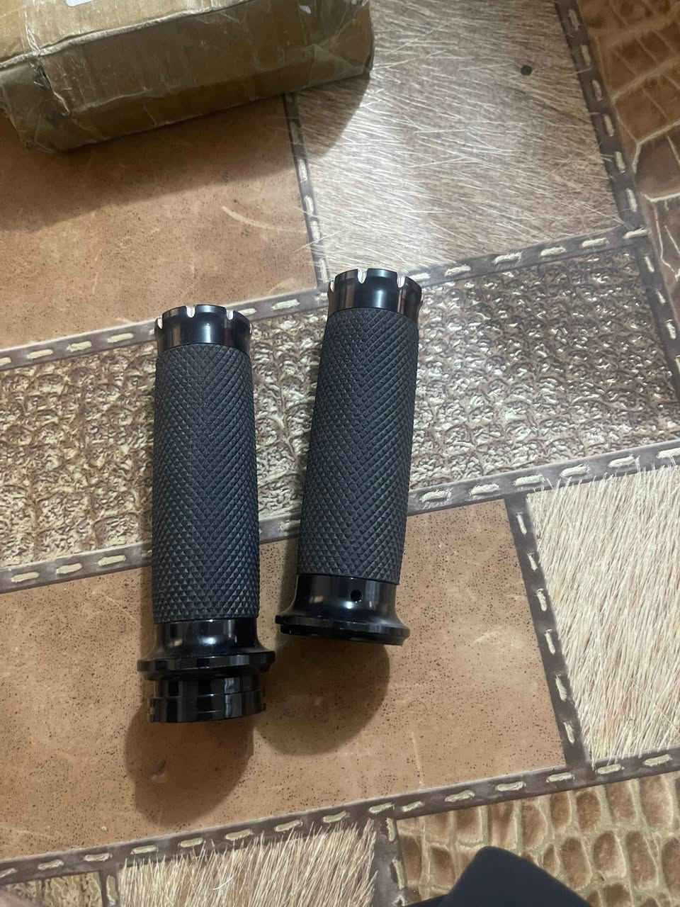 🏍️ مقابض دراجة (Handlebar Grips) بتصميم RSD المميز للبيع! 🏍️
شباب، متوفر عندي مقابض دراجة (Grips) نوعية مفولة وشركة معروفة RSD تنطي فخامة وترتيب للهارلي مالتك.
✅ المواصفات:
 تصميم RSD المعروف بجماليته وجودته.
 تناسب موديلات الهارلي (Sportster 883/1200, Touring, Dyna, Softail).
 قياس 25ملم 1 بوصة
القطعة جديدة وموجودة ببغداد السعر 40,000
رقمي ***********
لحد يعترض ع السعر الي يعرف بيهن رح يعرف اني حاي ابيعه بسعر معقول القطعة سعره بالشركة 69,99 دولار
