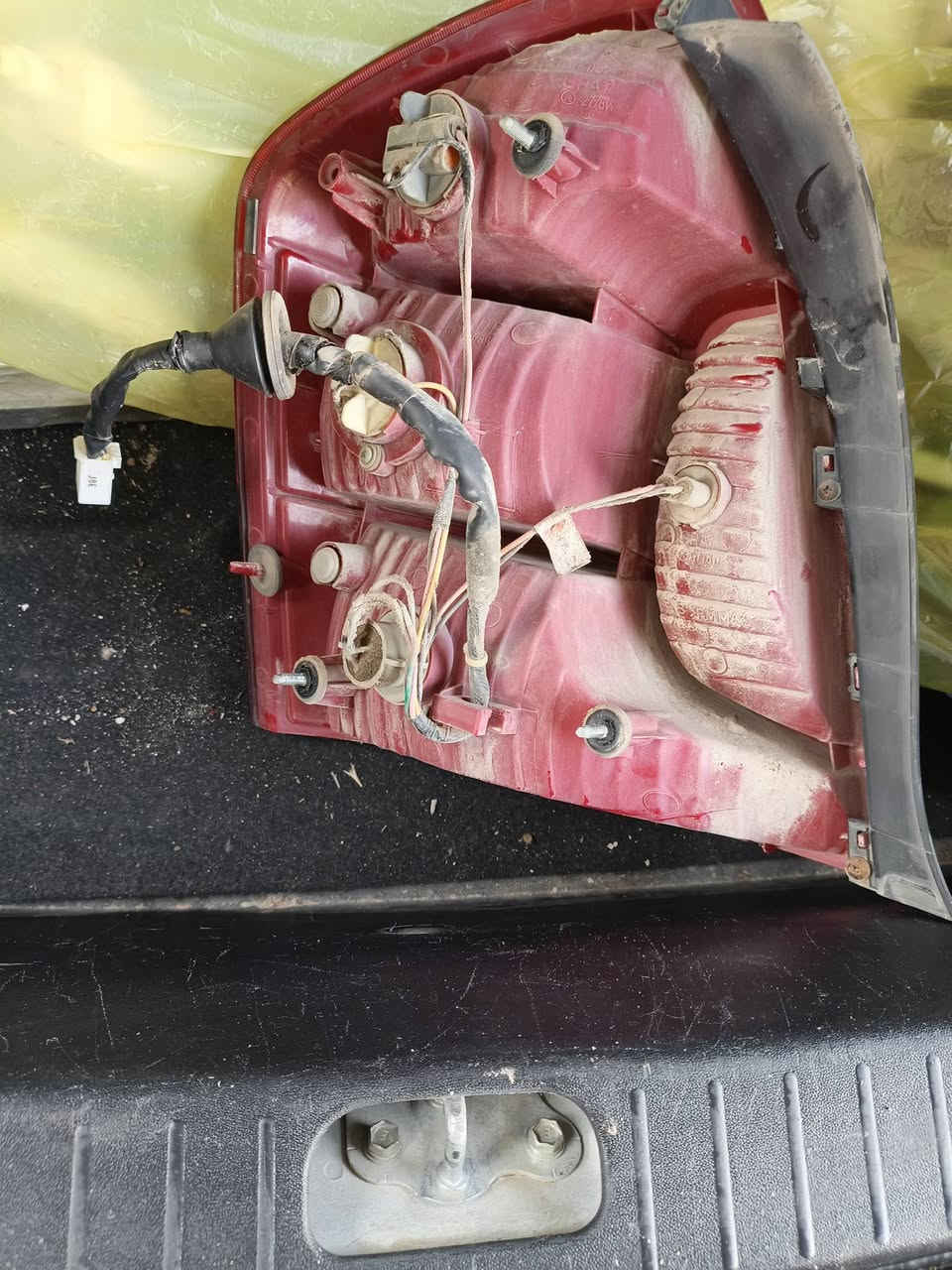 السلام عليكم بك لايت اصلي جه اليمين هو والضفيره . للبيع مكاني نجف قيم واخذ ***********
