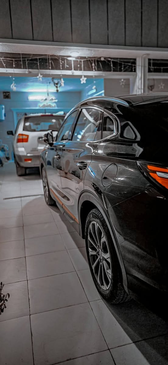 للبيع فقطط- شانجان CS85
موديل 2024 فول مواصفات
الصور هواي وتكدر تشوف السياره من كل جوانبها داخل وخارج

- رقم السيارة: بغداد
- الموديل: 2024
- المسافة المقطوعة: 26،000 كم فقط
- اللون: اسود
- الحالة: 
- الصيانة: جميع الصيانات الدورية داخل الوكالة الرسمية Changan البخيت 
- الفئة: فول أوبشن تشمل كل مواصفات الراحة والأمان والتكنولوجيا

- مواصفات السيارة (فول أوبشن):

 • شاشة لمس كبيرة + كاميرا 360 درجة
 • رادار أمامي + تنبيه مغادرة المسار
 • فتحة سقف بانوراما
 • تشغيل بصمة + تشغيل عن بعد
 • تبريد وتسخين مقاعد
 • نظام صوتي قوي
 • إضاءة LED أمامية وخلفية
 • حساسات أمامية وخلفية
 • كراسي جلد كهربائية
 • گير توبترونيك + نظام قيادة متعدد الأنماط
 • مكيف ثنائي المناطق
 • ويل 19 الأصلي
 • محرك 2.0 Turbo بقوة 233 حصان
  لاتنسون لايك ومتابعه  وتعليق 🤩

 للاستفسار :
راسلني عالخاص أو اتصل على الرقم:***********
