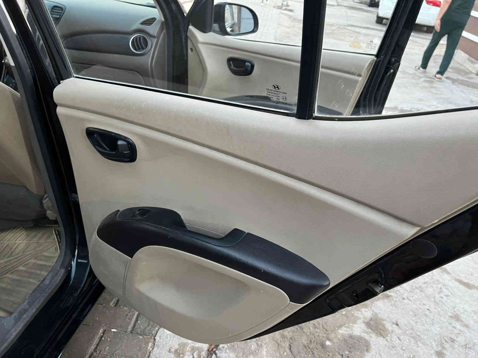 هونداي i10 موديل 2015 ماشيه 56الف كيلو مكفولة كفالة عامة كير و المحرك متر سياره جديده من كل النواحي استعمال جدا بسيط وممتعوبه عنوانها بغداد السعر 85 وبيه مجال قليل

للاستفسار رقم الهاتف  ‭ ‭***********
